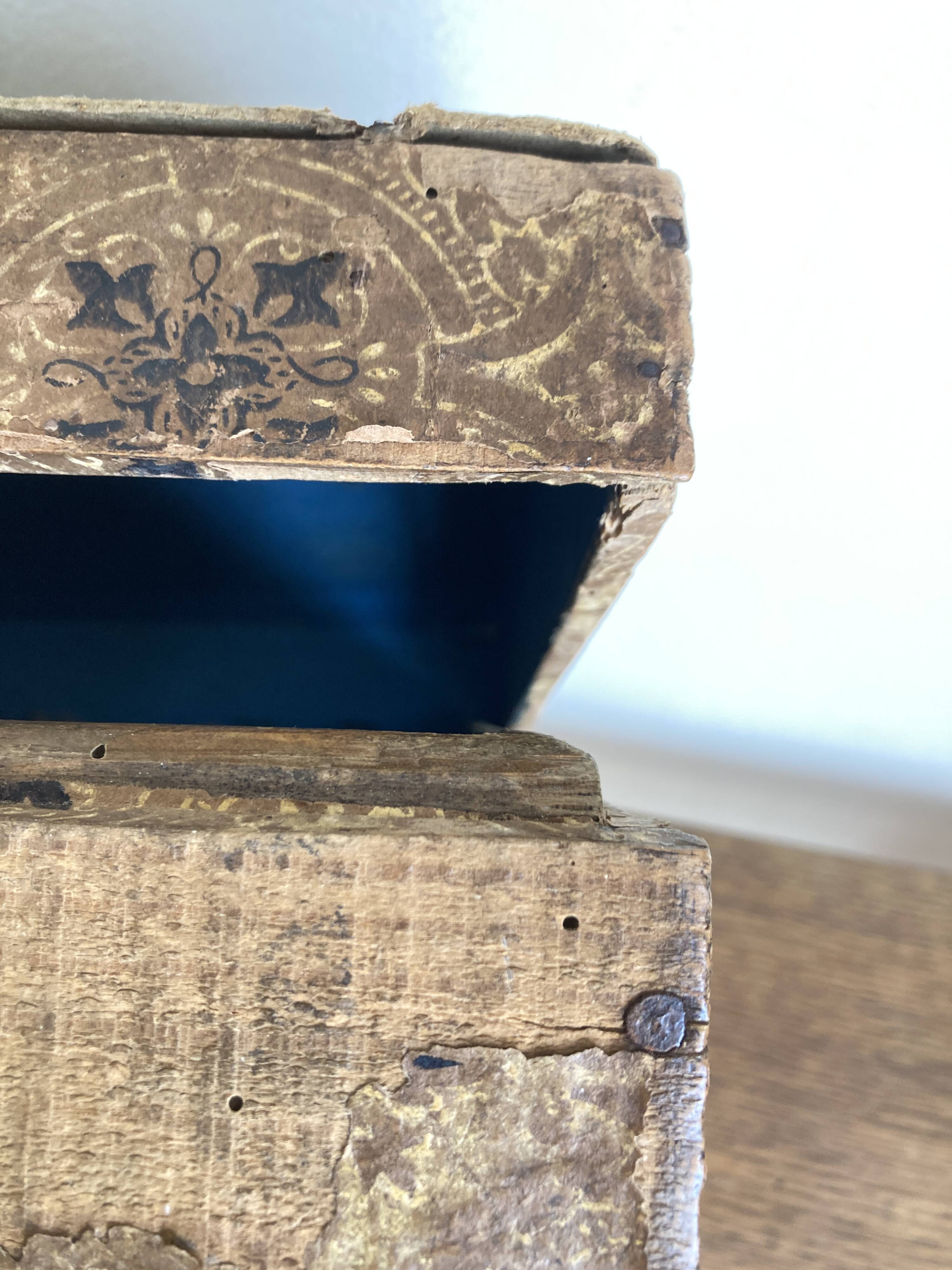 Domed chest in domino paper, 19th century.