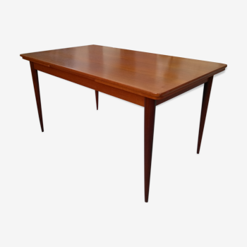 Table scandinave