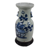 Vase maillet en porcelaine à décor bleu et blanc de phénix sur un rocher.