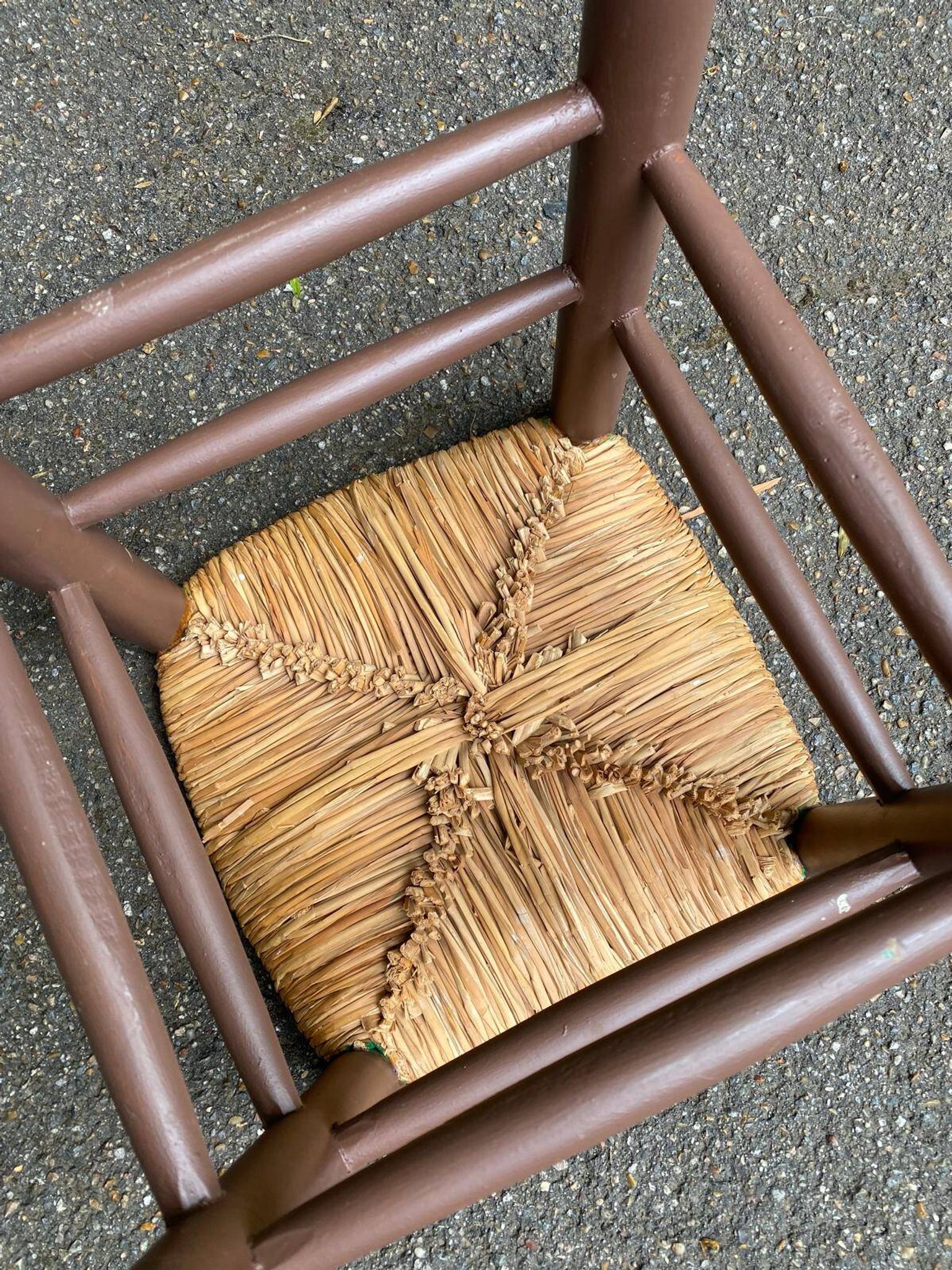 Tabouret de ferme traditionnel en bois massif paillé