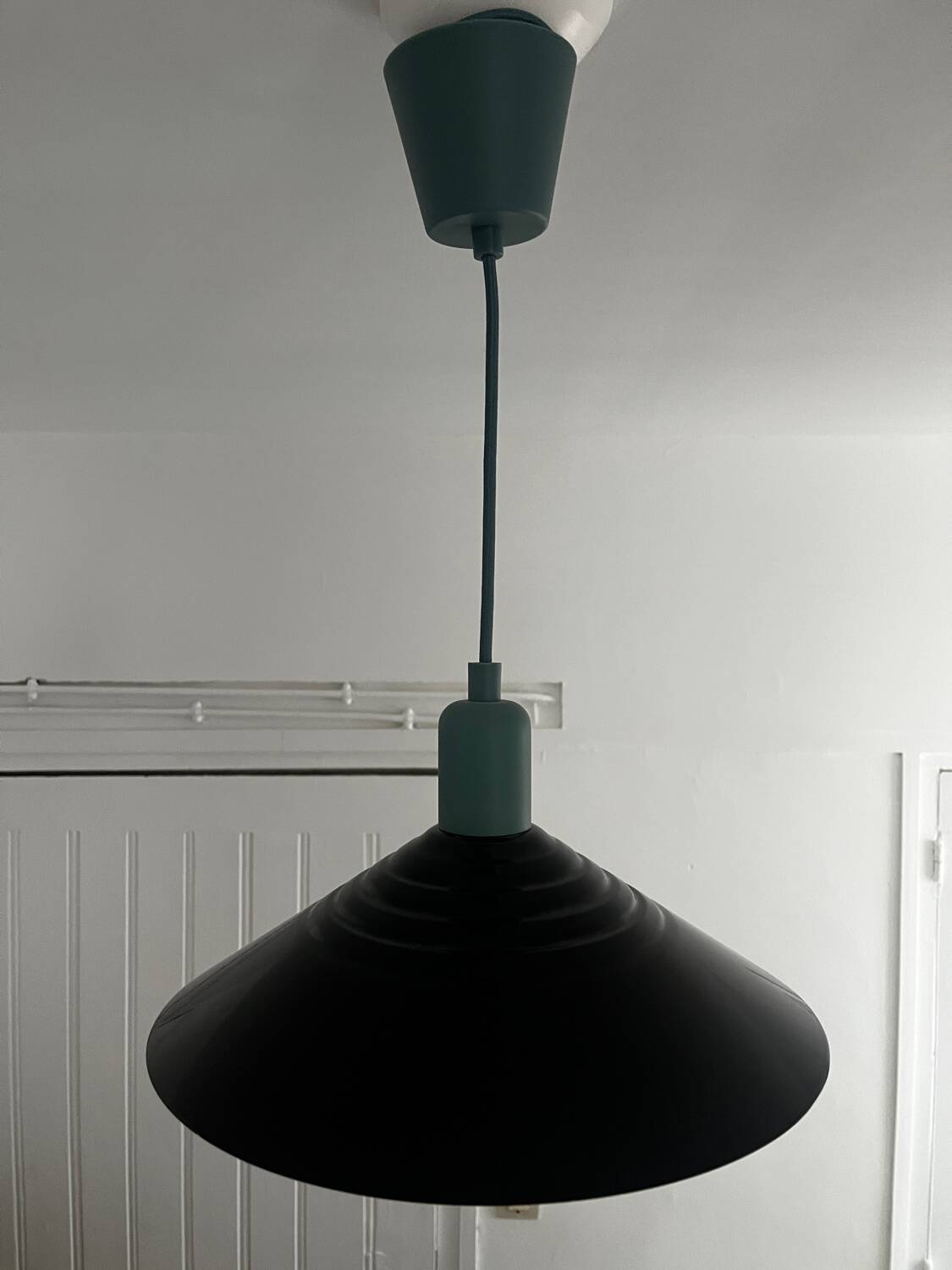 Industrial pendant light in enamelled sheet metal