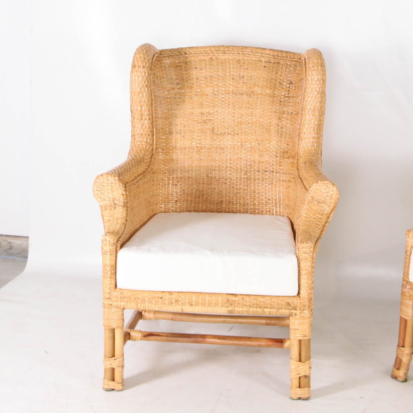 Paire de fauteuils club en rotin