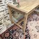 Jolie table ou bureau en bois décapé