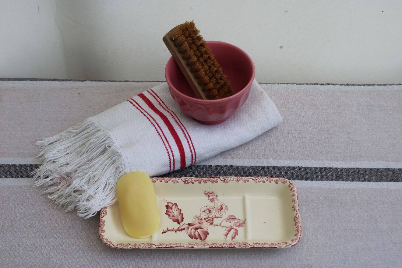 Ceramic soap dish