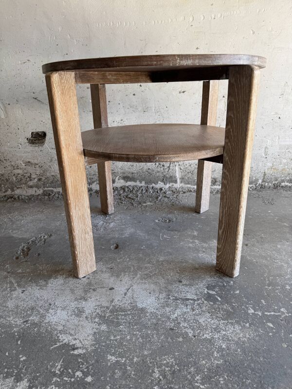 Table d'appoint ronde Art Déco en chêne clair patiné avec étagère inférieure, design géométrique à trois pieds