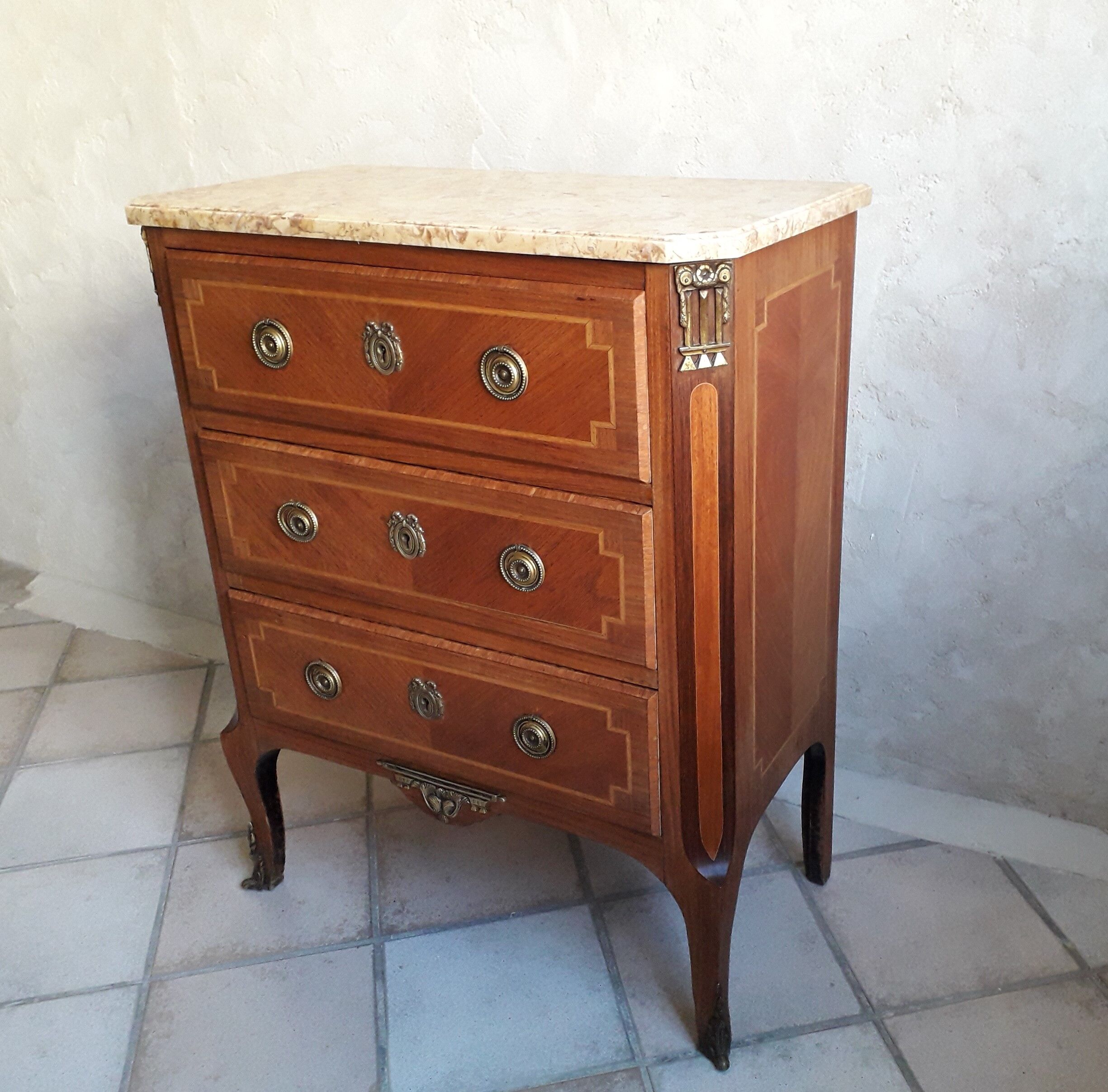 Commode style Louis XVI garnitures en bronze