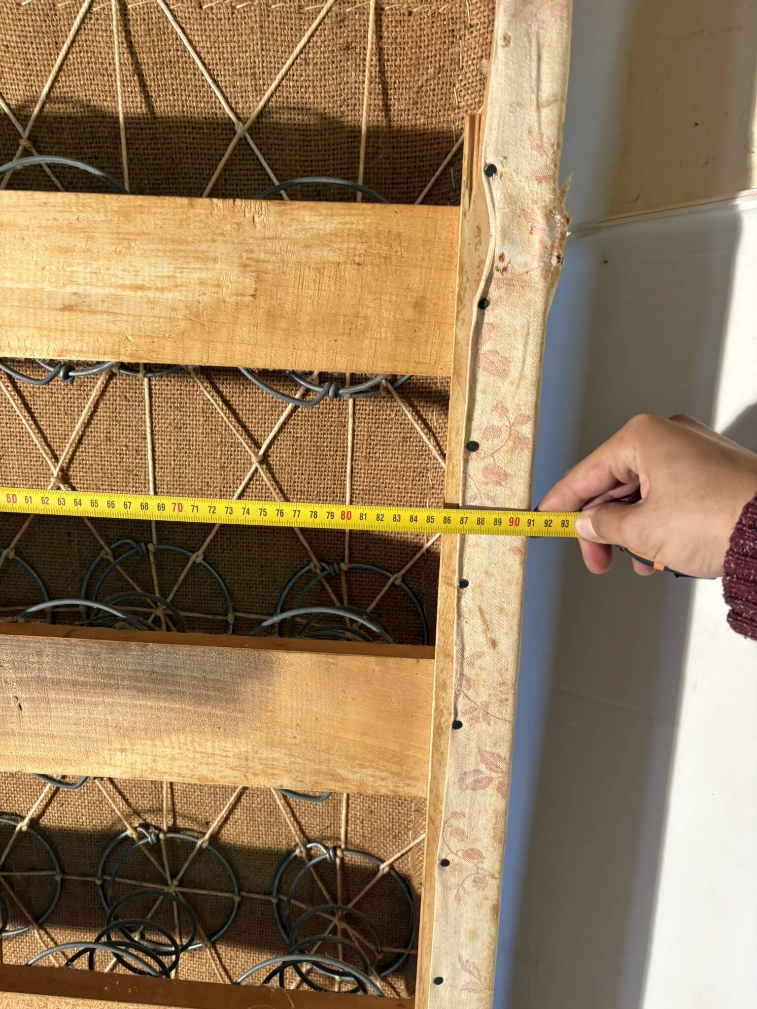 Antique Louis XVI style daybed in carved wood and patterned fabric