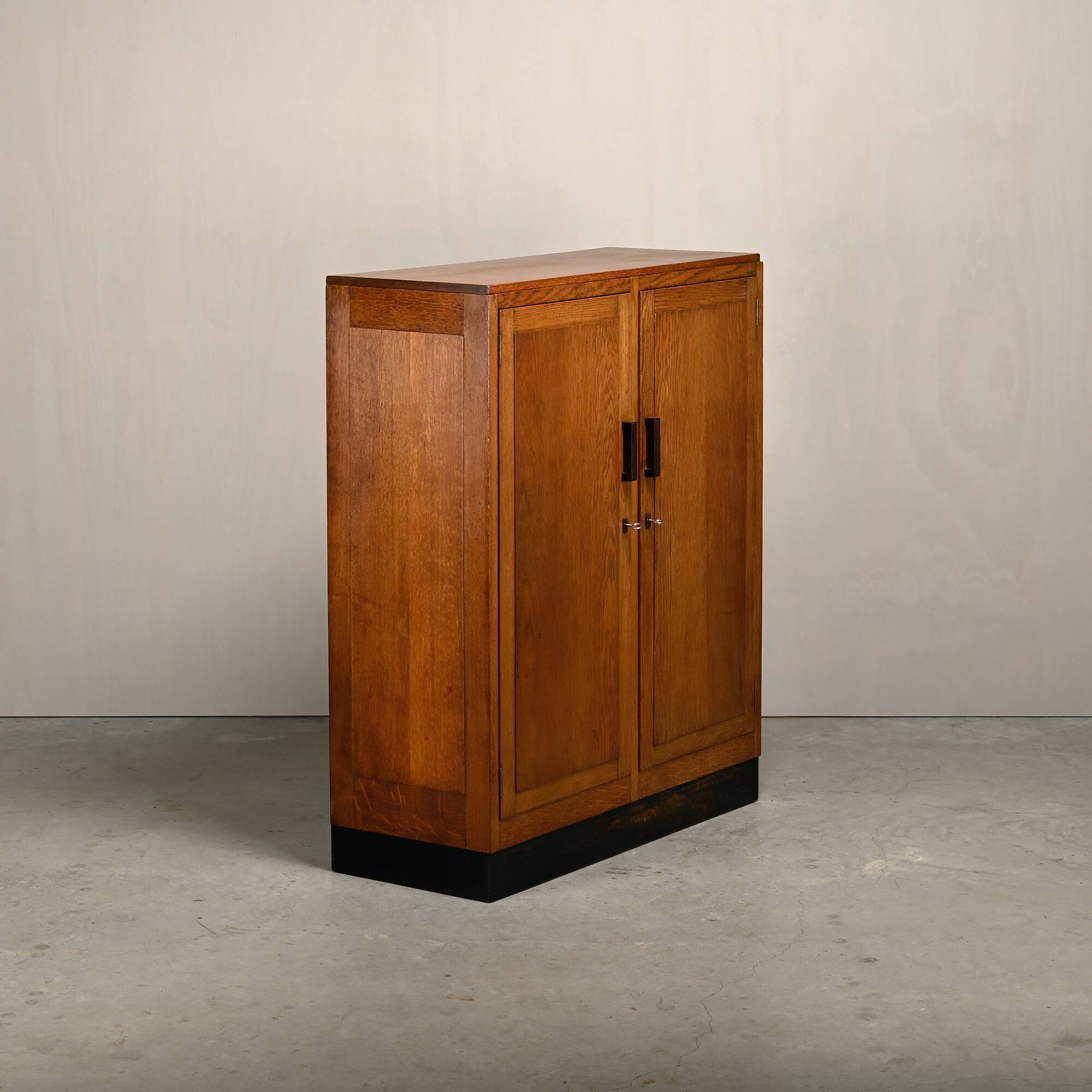 Cabinet d'archive en chêne moderniste, commode dans le style de l'École d'Amsterdam