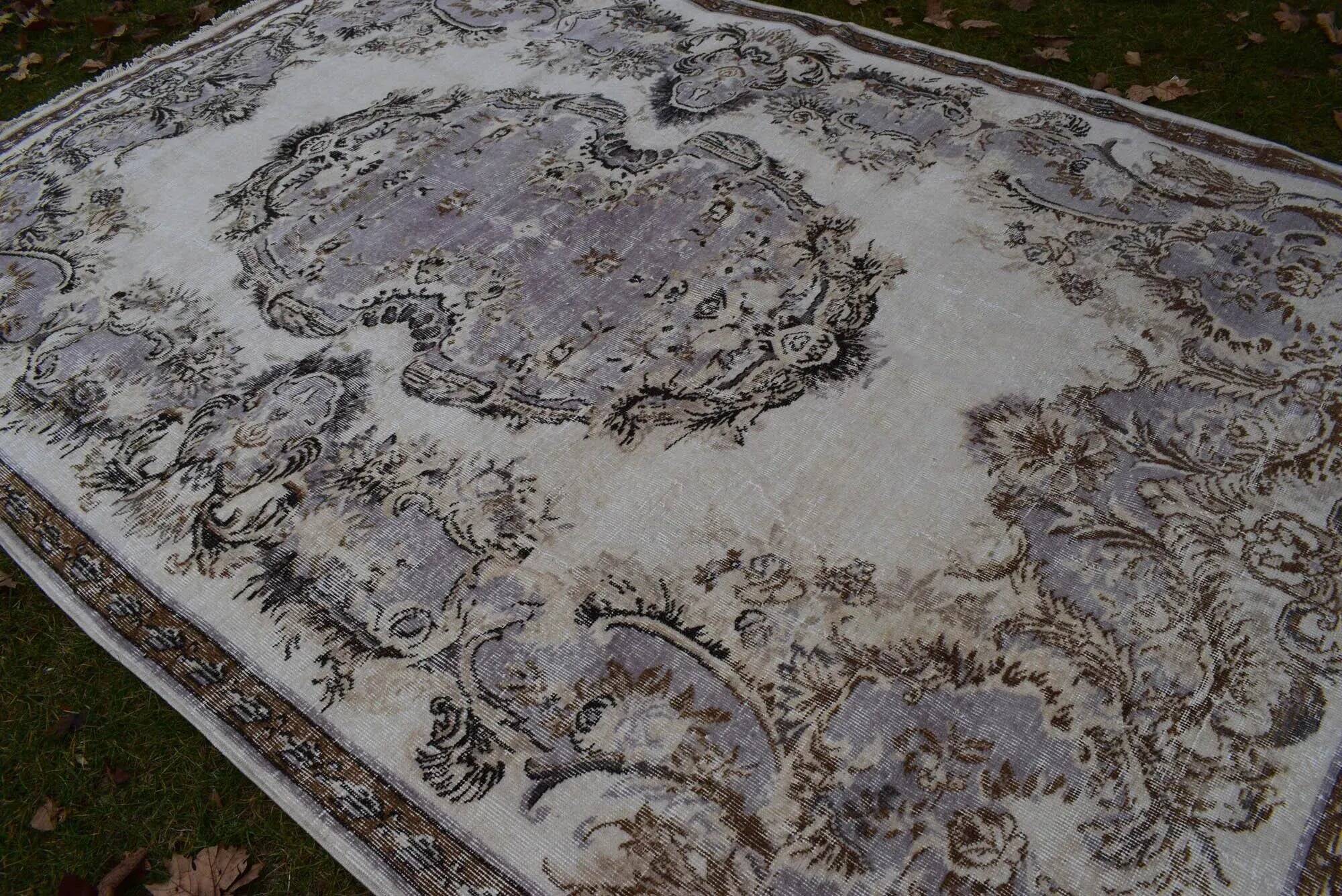 Vintage handmade Turkish rug 210x314 cm