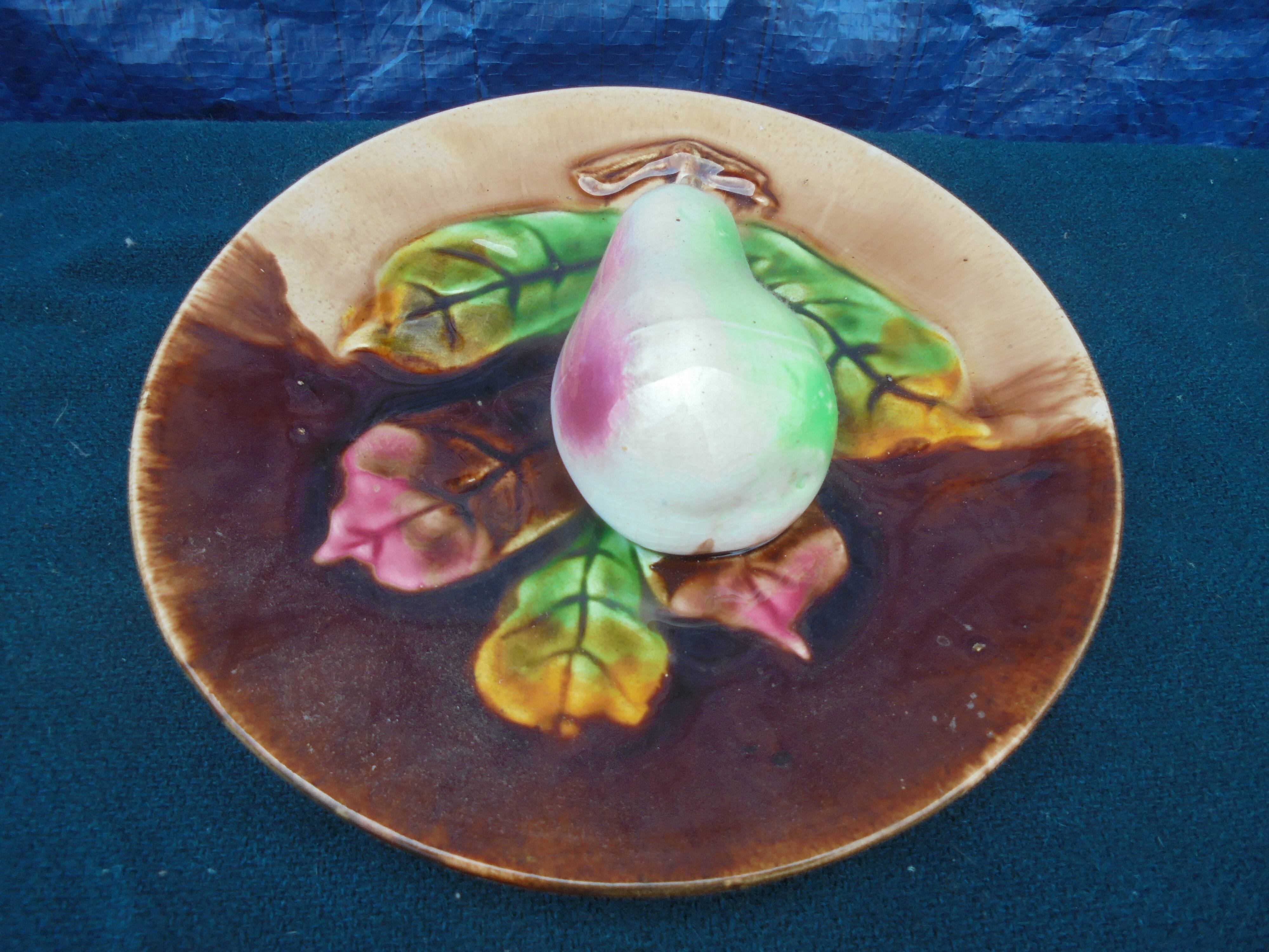 Plate in slip trompe l'oeil pear