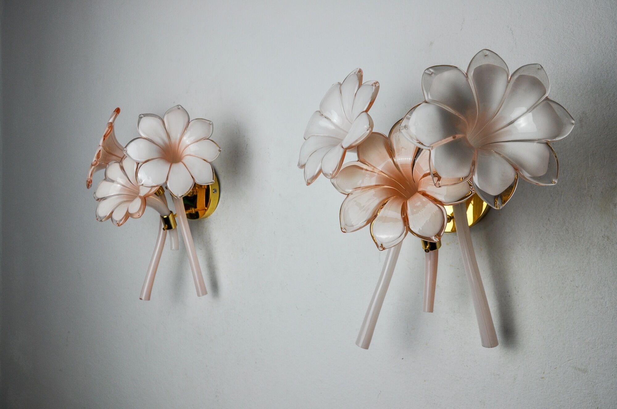 Paire d'appliques fleurs de lys roses, verre de murano, Italie, 1970