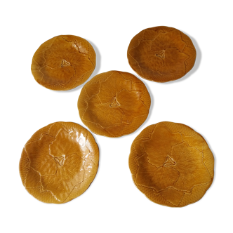 Cinq assiettes en barbotine en porcelaine de gien