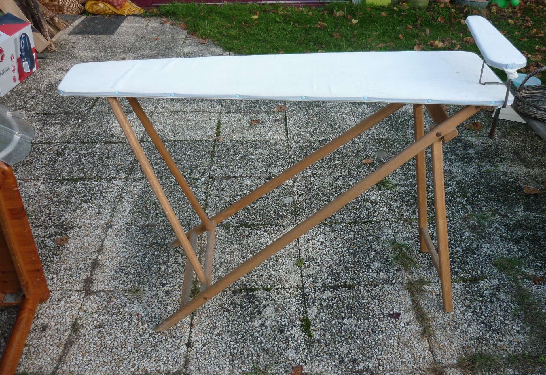 Console pliante en bois, table à repasser avec sa jeannette