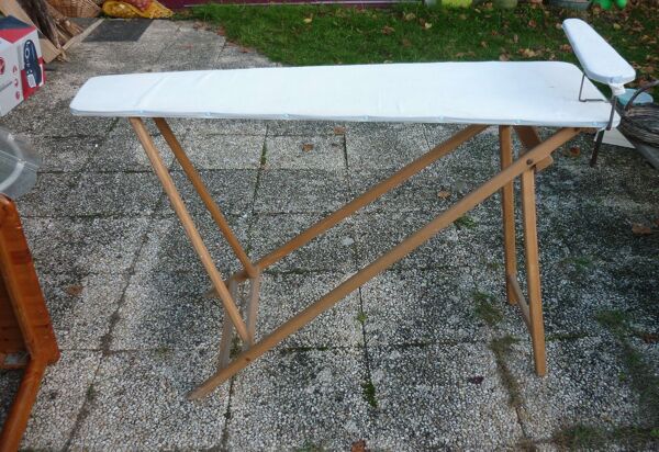 Console pliante en bois, table à repasser avec sa jeannette