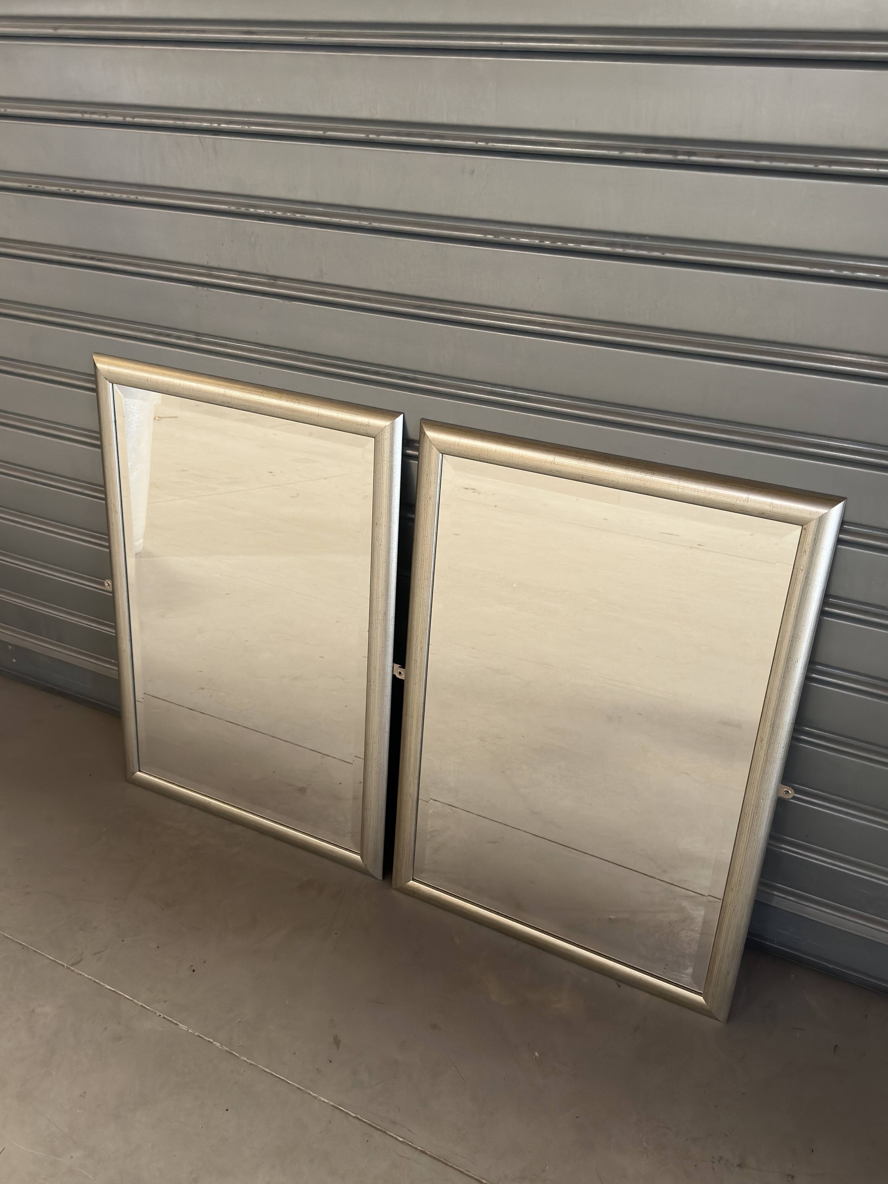 Deux Miroirs biseautés avec encadrement en finition effet or blanc vieilli
