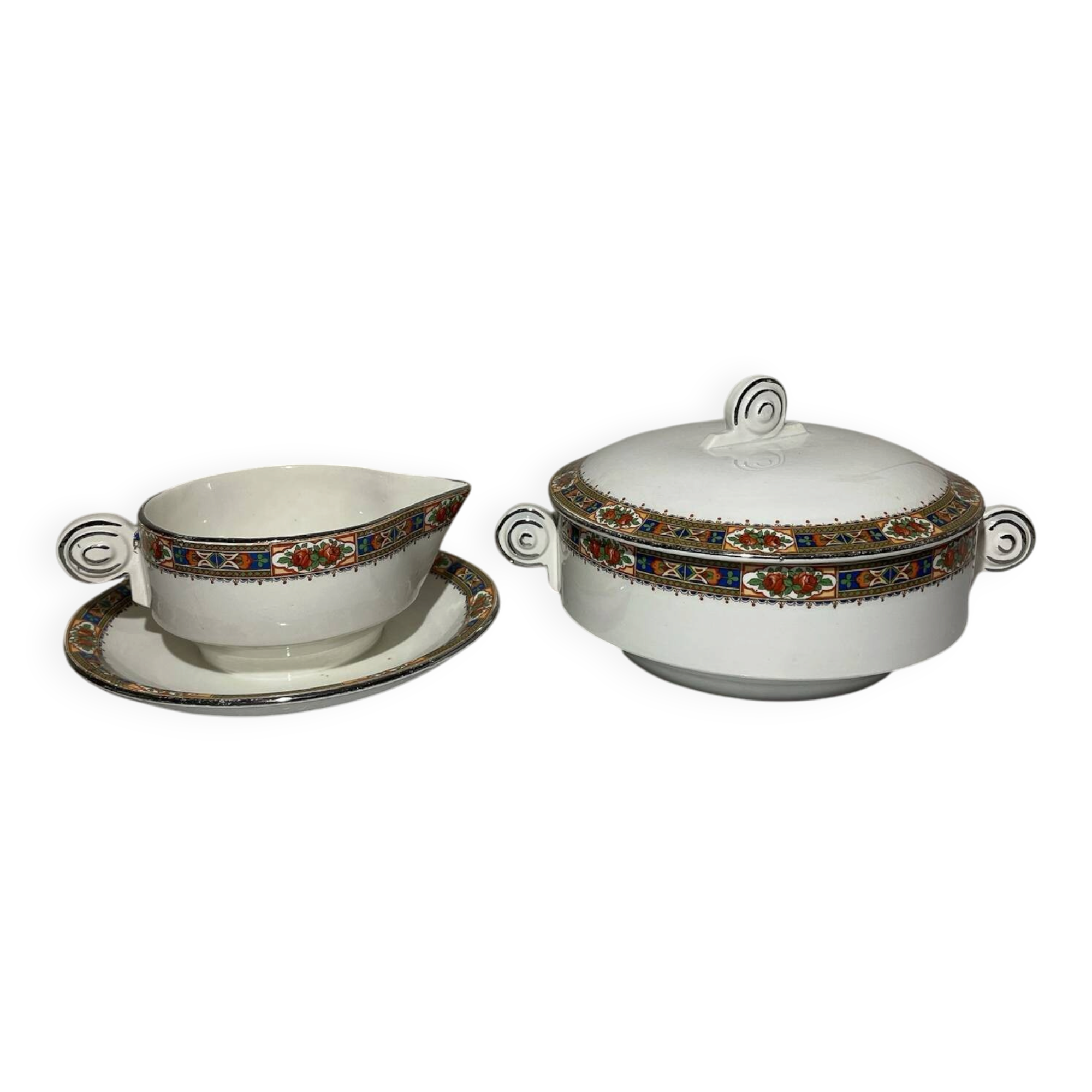 Ensemble ancien en faïence d’Onnaing – légumier couvert et saucière –