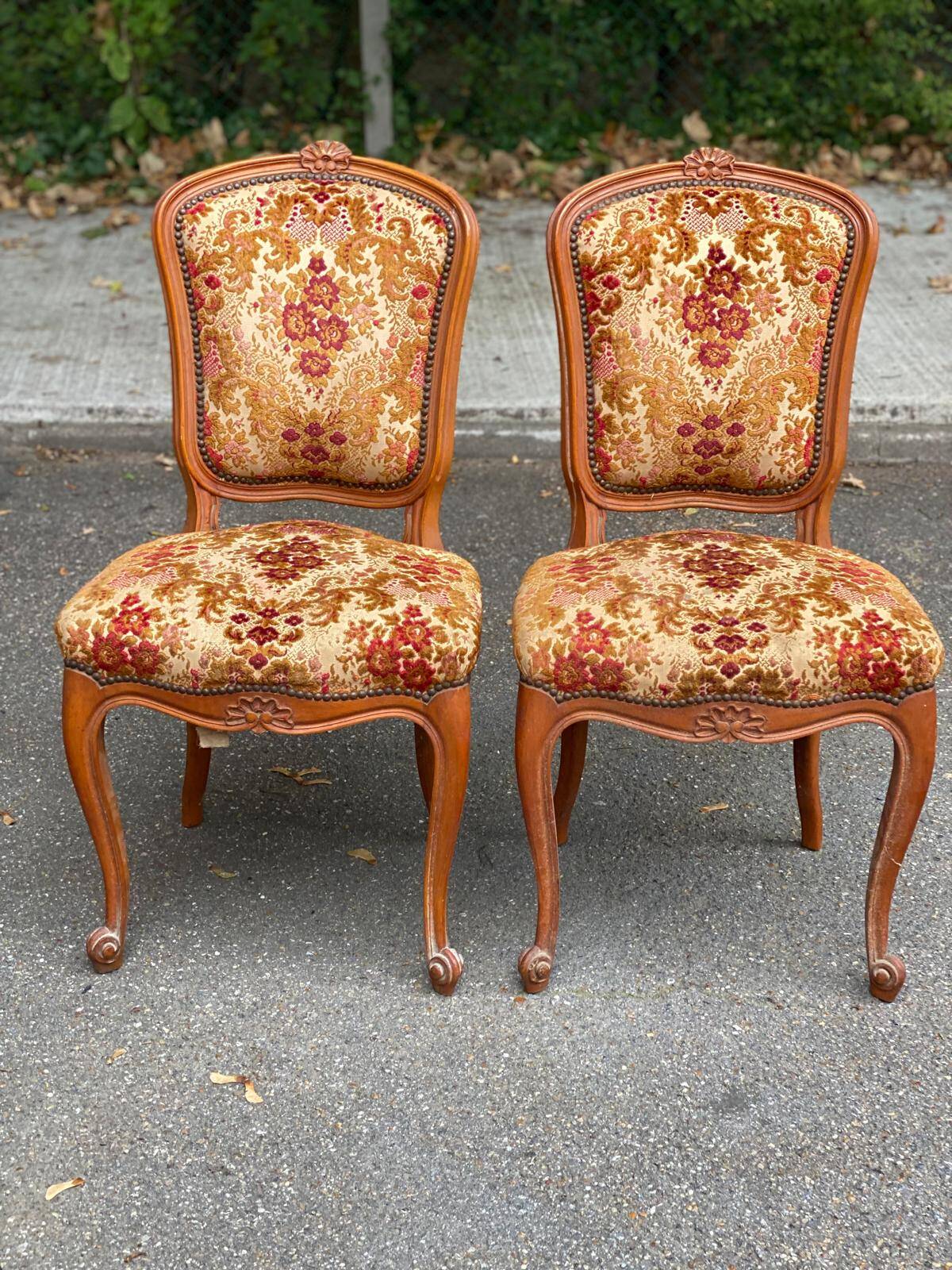 2 Louis XV chairs in solid wood and red-yellow fabric