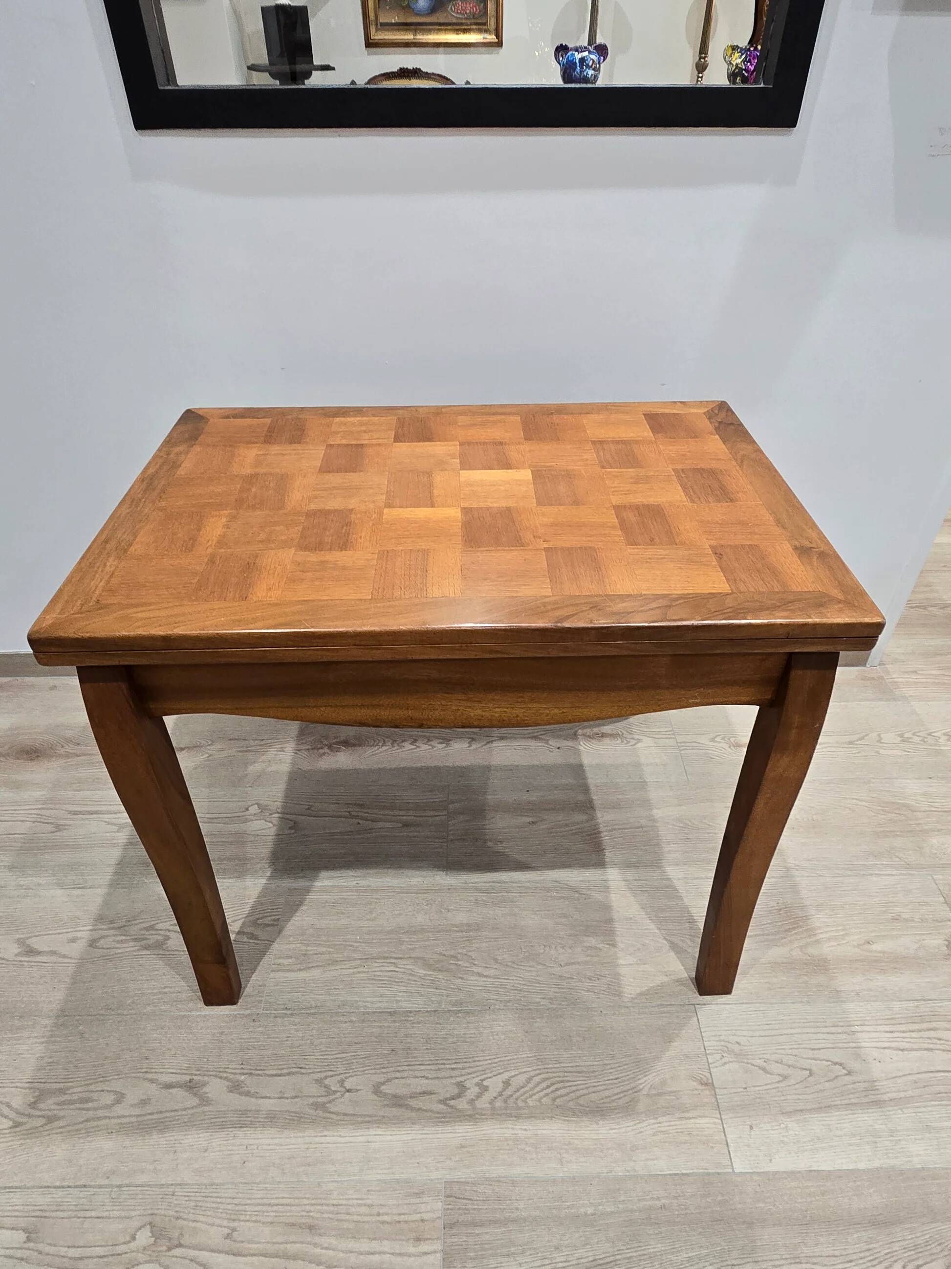 Table transformable vintage en bois de noyer et marqueterie