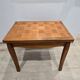 Table transformable vintage en bois de noyer et marqueterie
