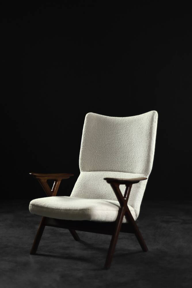 Fauteuil haut de salon vintage en teck et tissu bouclé blanc du milieu du siècle norvégien, années 1960