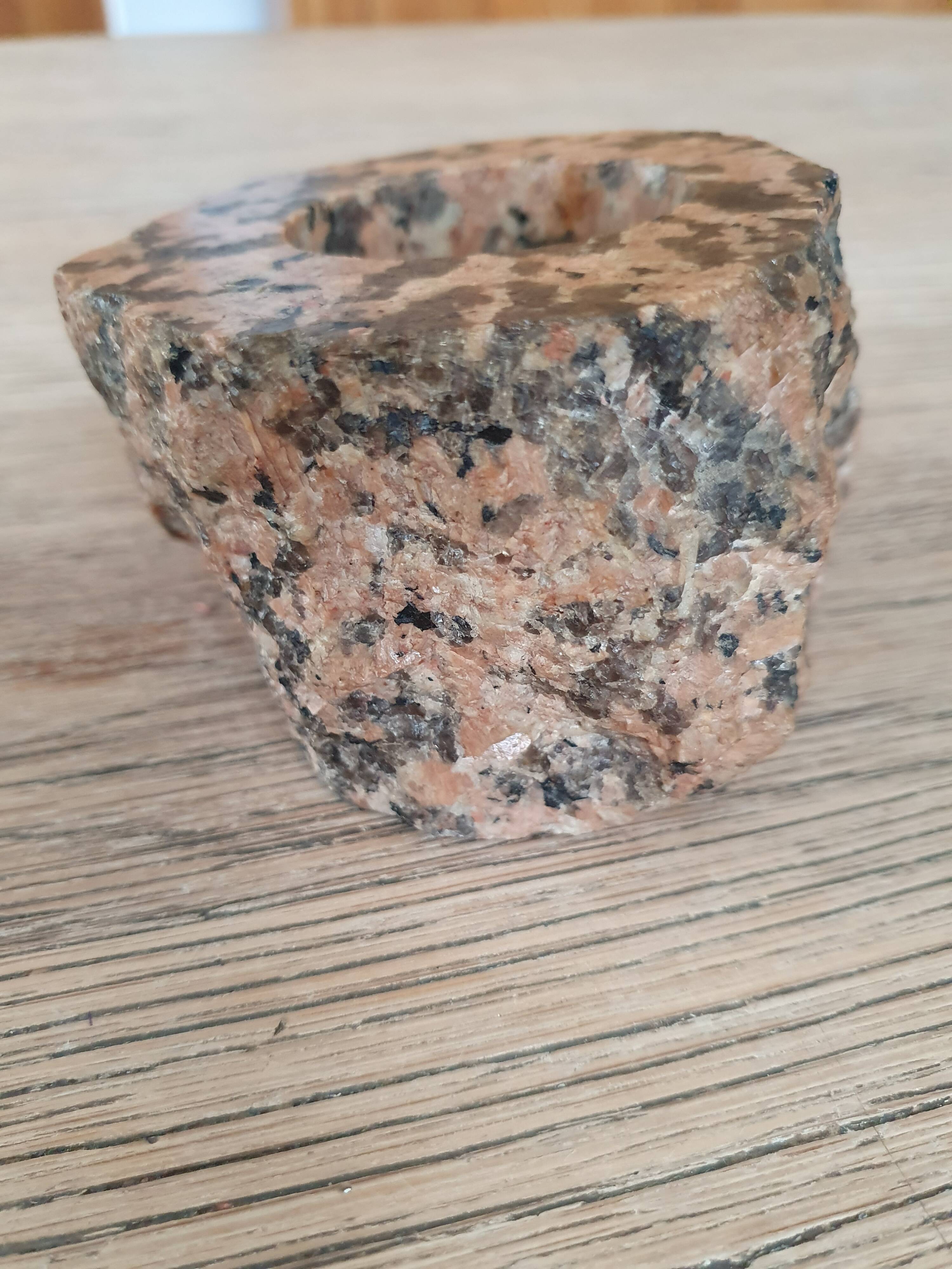 Granite ashtray (General de Gaulle)