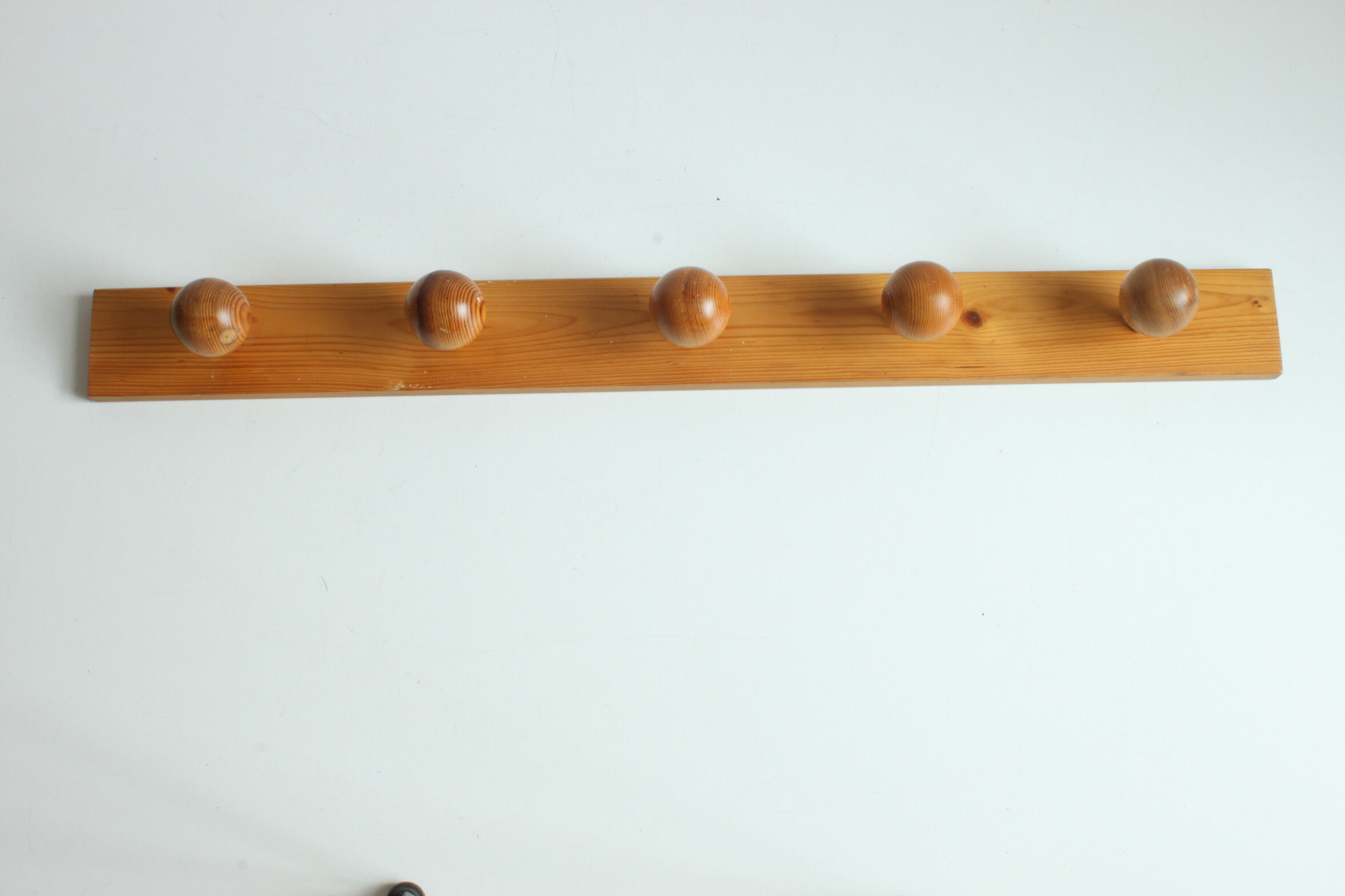 Scandinavian pine wooden ball shaped coat hooks, 1970s.