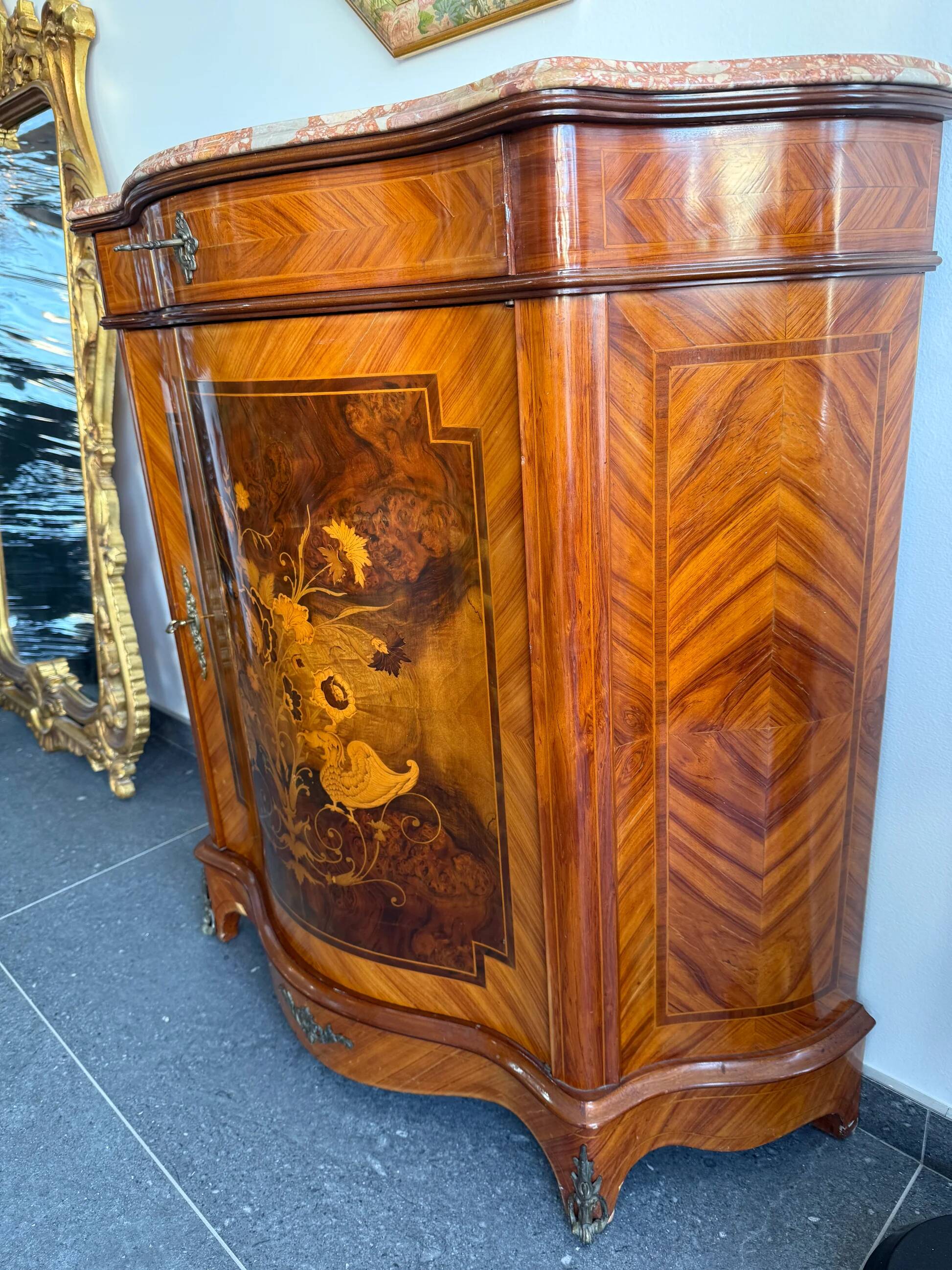 Curved support furniture in floral marquetry – Louis XV style, marble top, late 19th century.