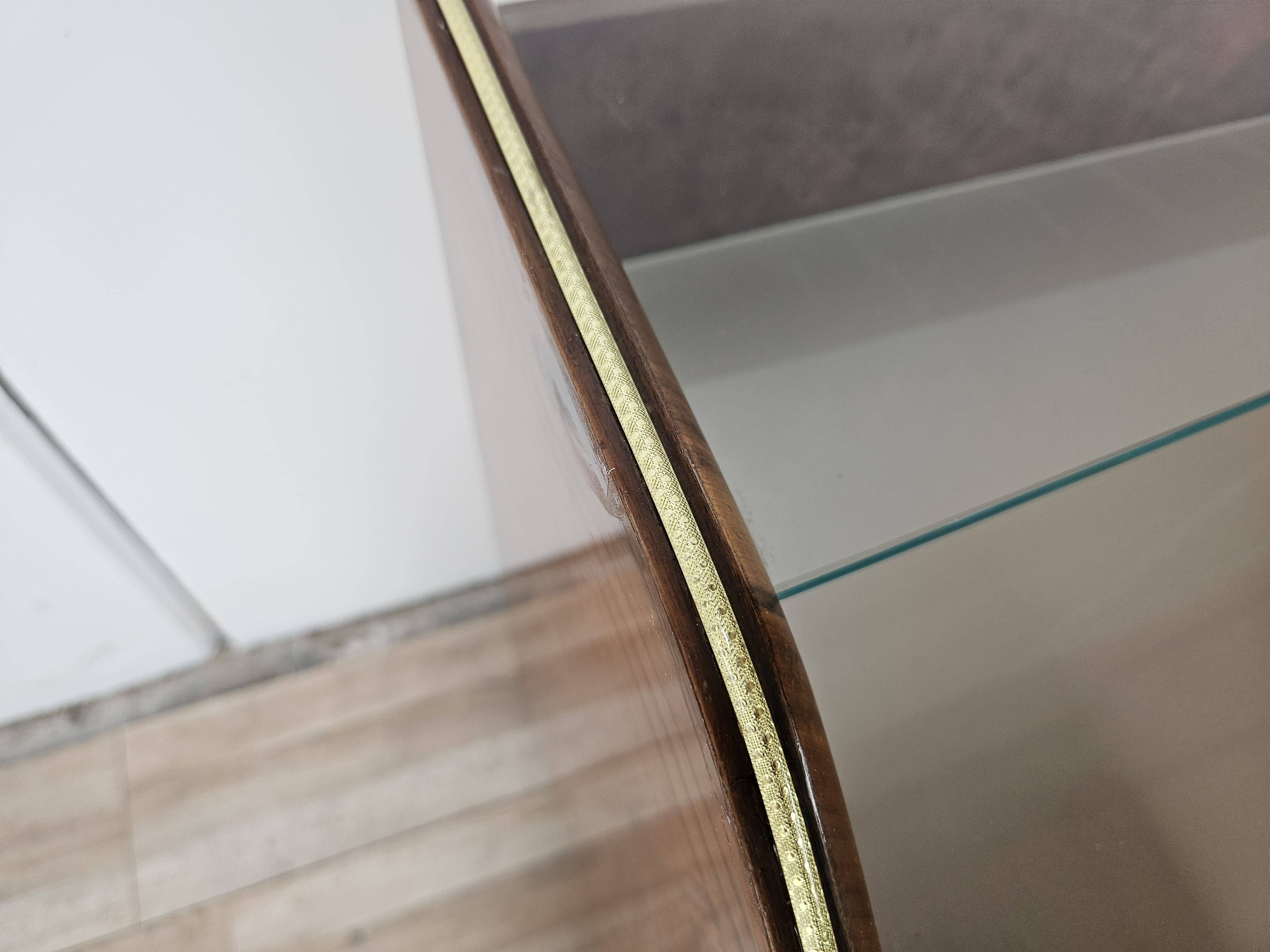Commode en noyer avec dessus en verre double.