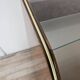 Commode en noyer avec dessus en verre double.