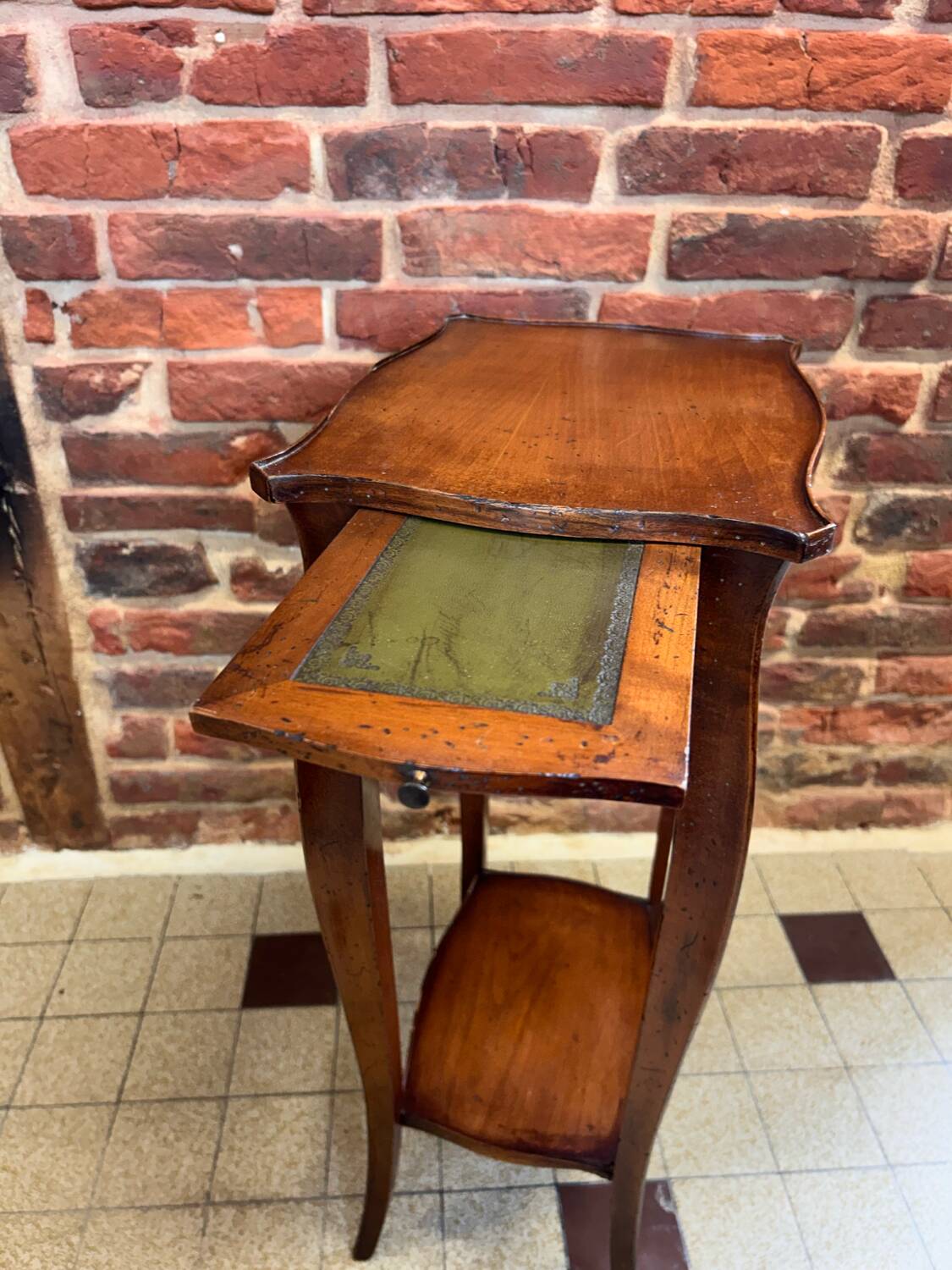 Pretty little vintage pedestal side table