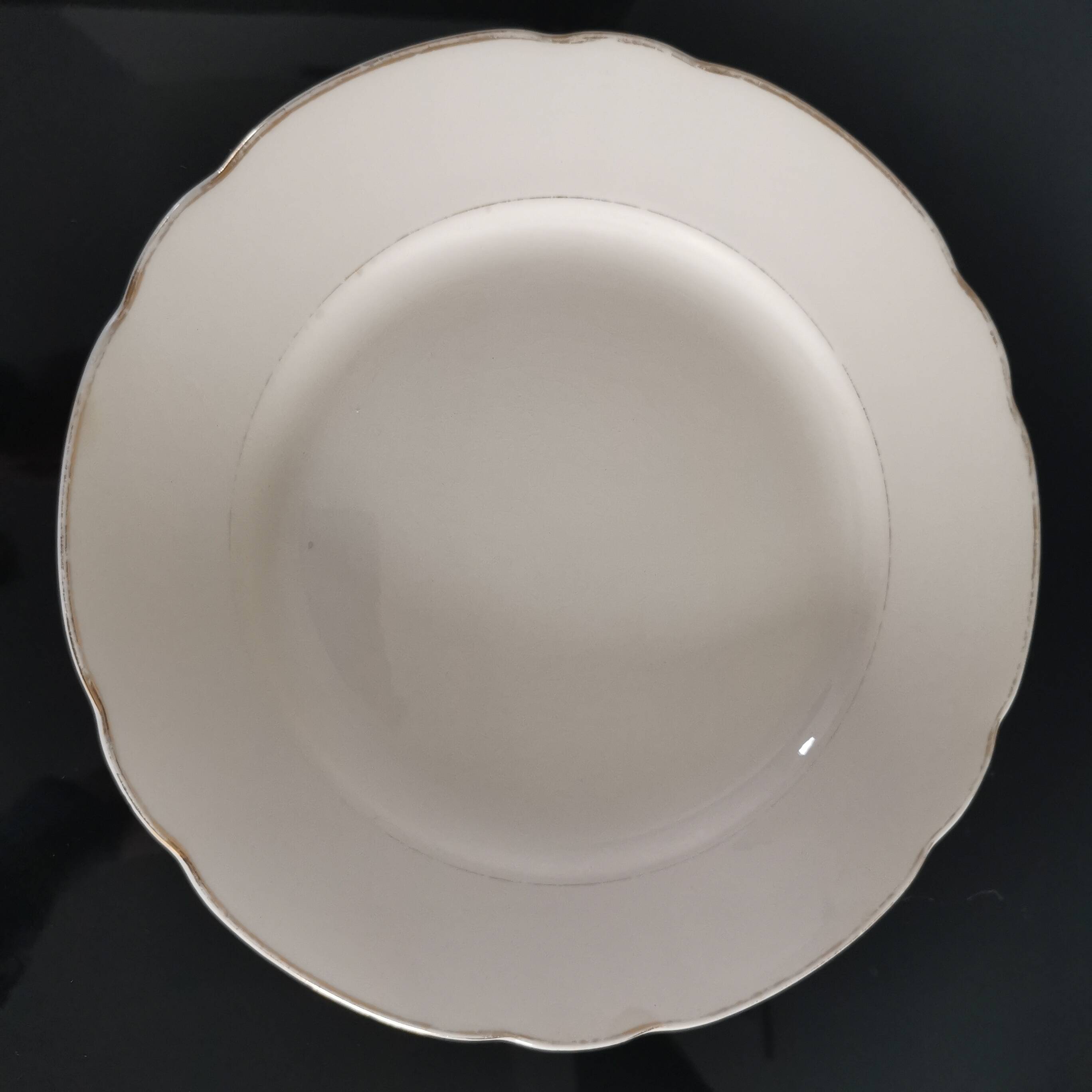 Set of 6 Villeroy and Boch flat plates in ivory color and gold edging