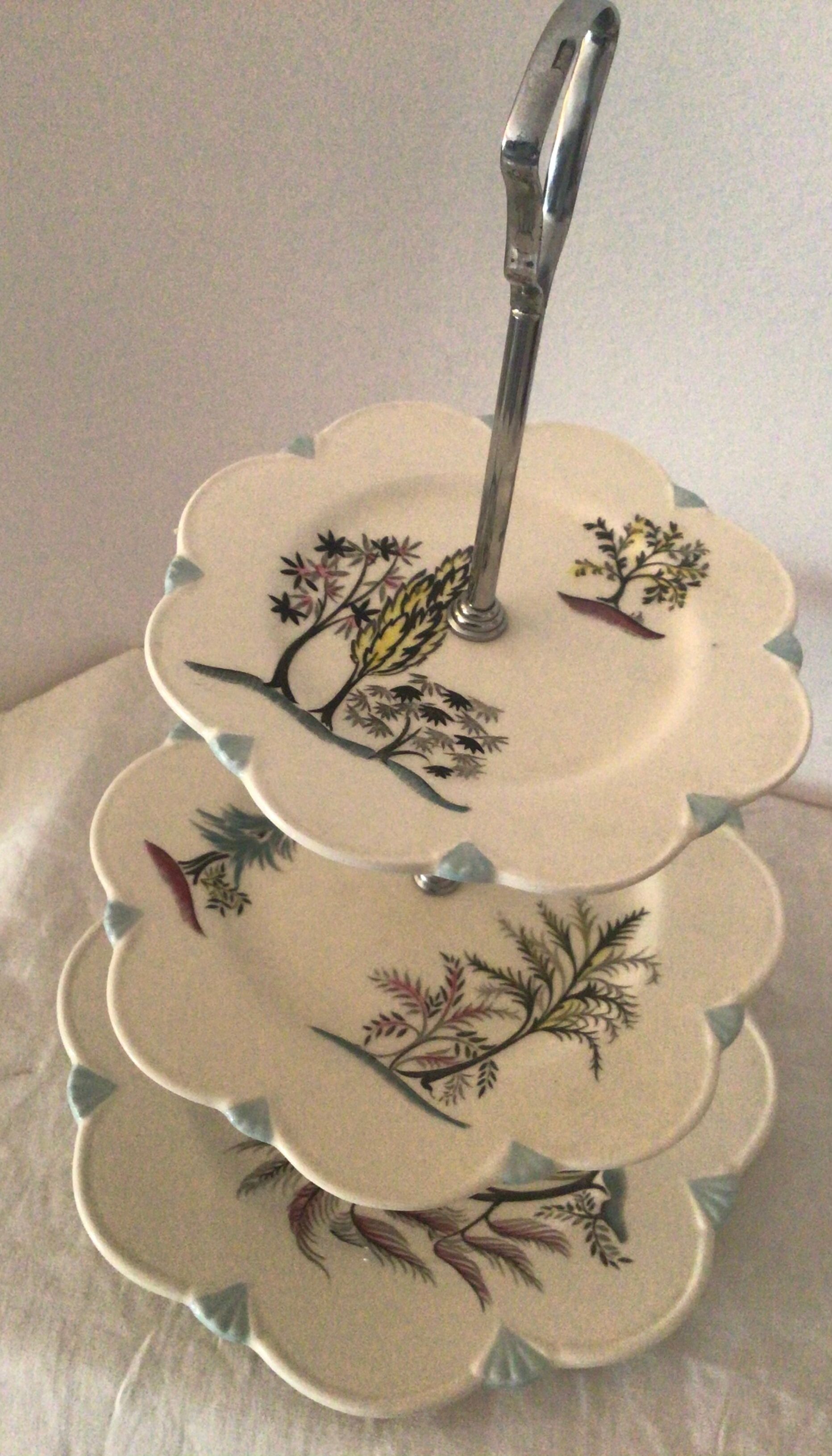 Servant / vintage porcelain cake display