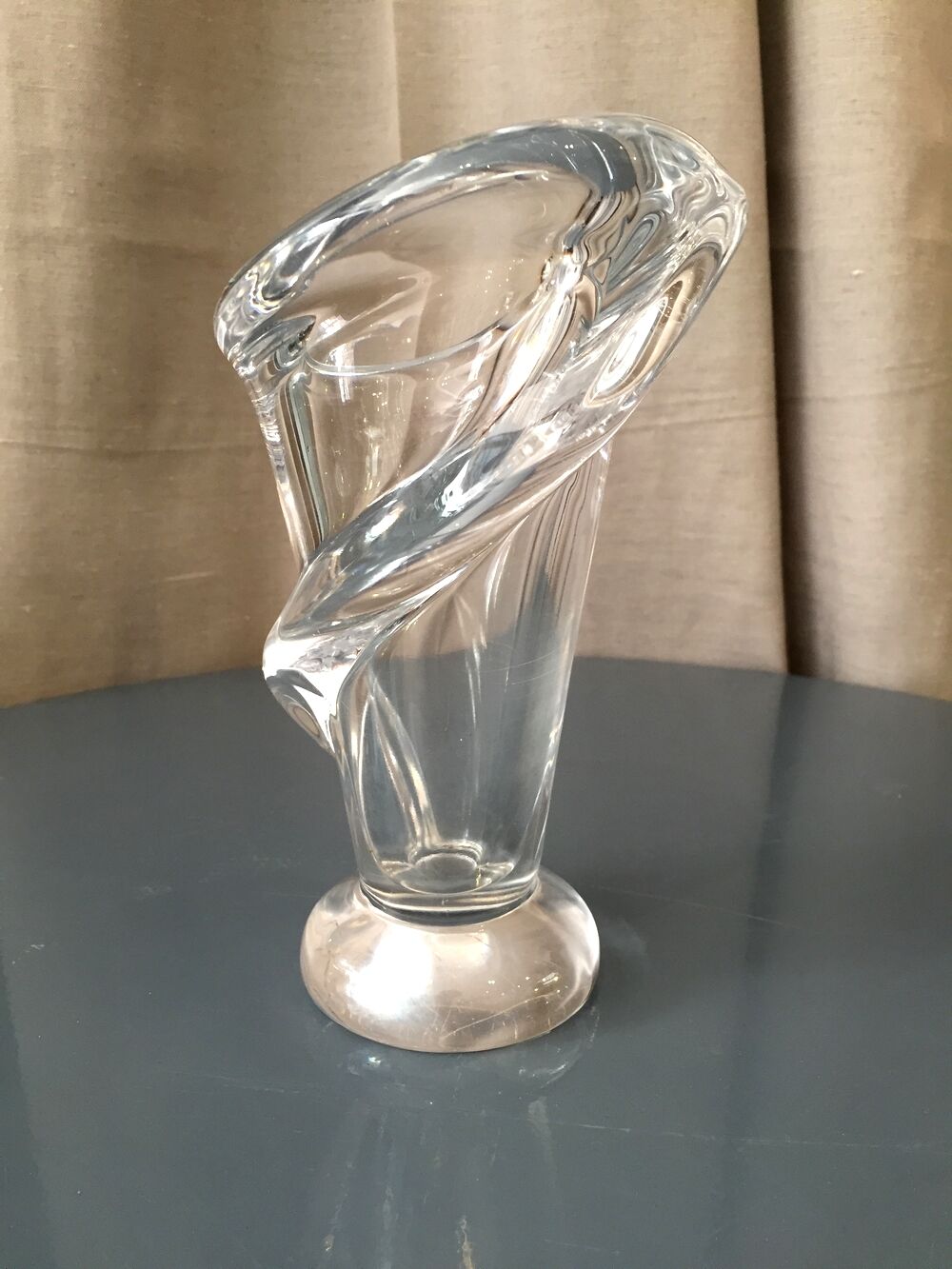 Crystal vase of torsadee shaped valves