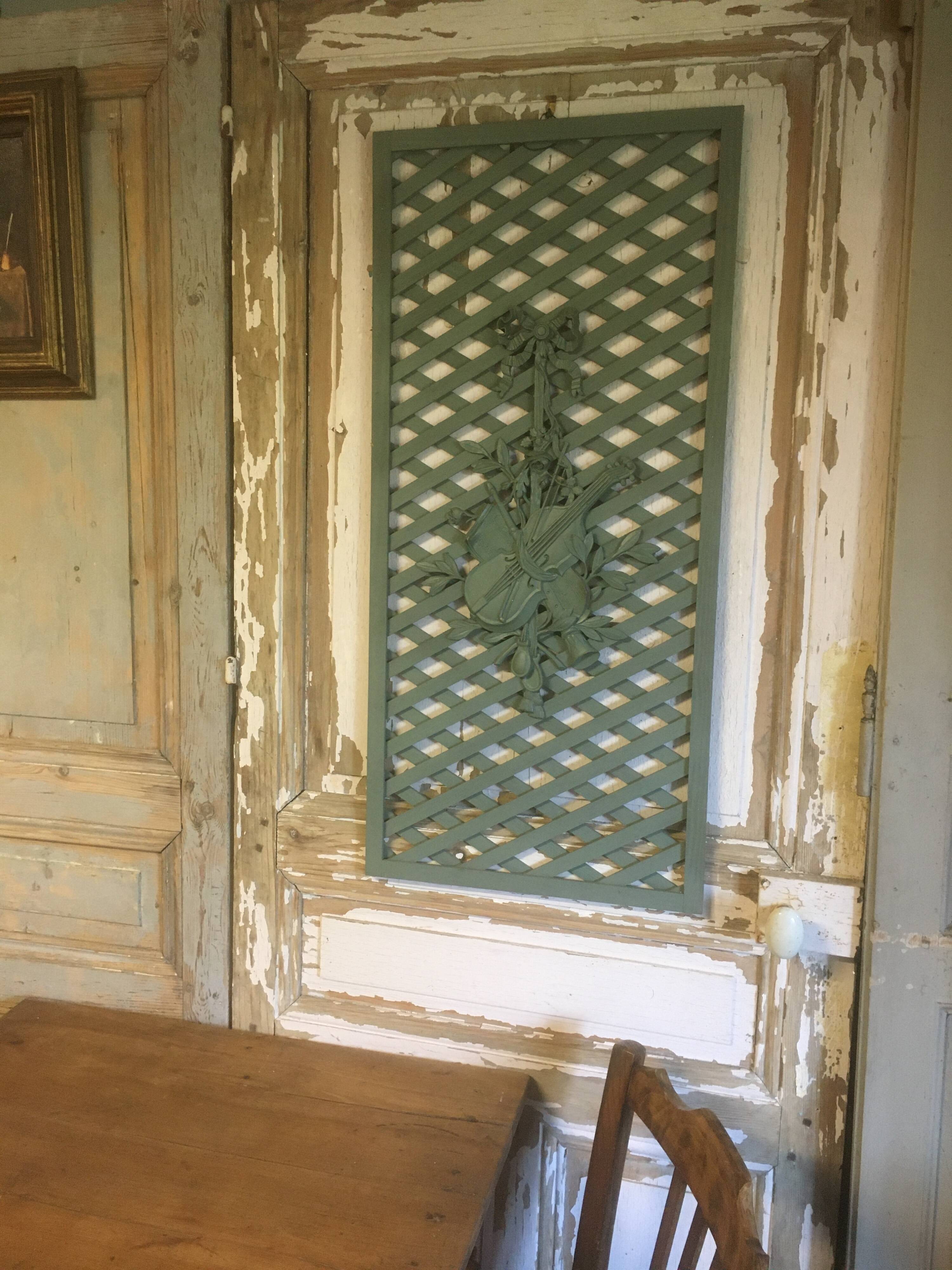 Wall panel, violin (resin) on wooden trellis