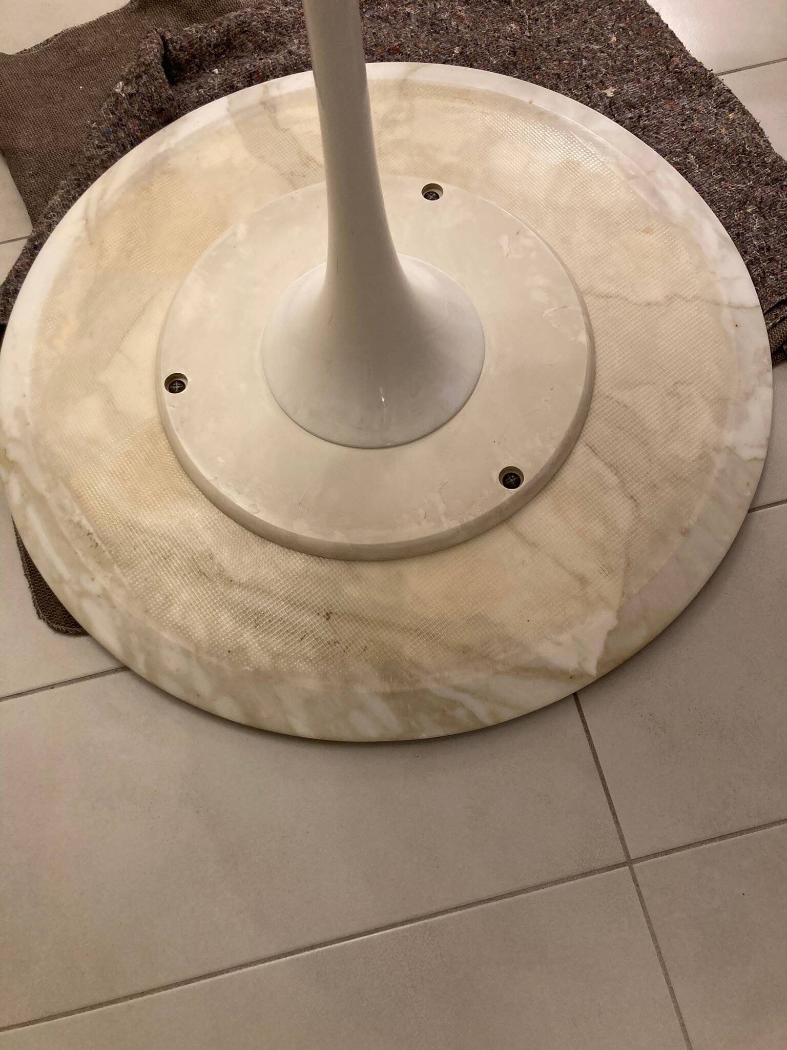 KNOLL TABLE SAARINEN MODEL WHITE