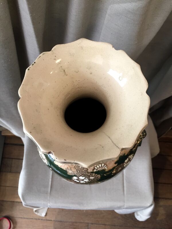 Grand vase en porcelaine asiatique de couleur vert et dore motif geisha