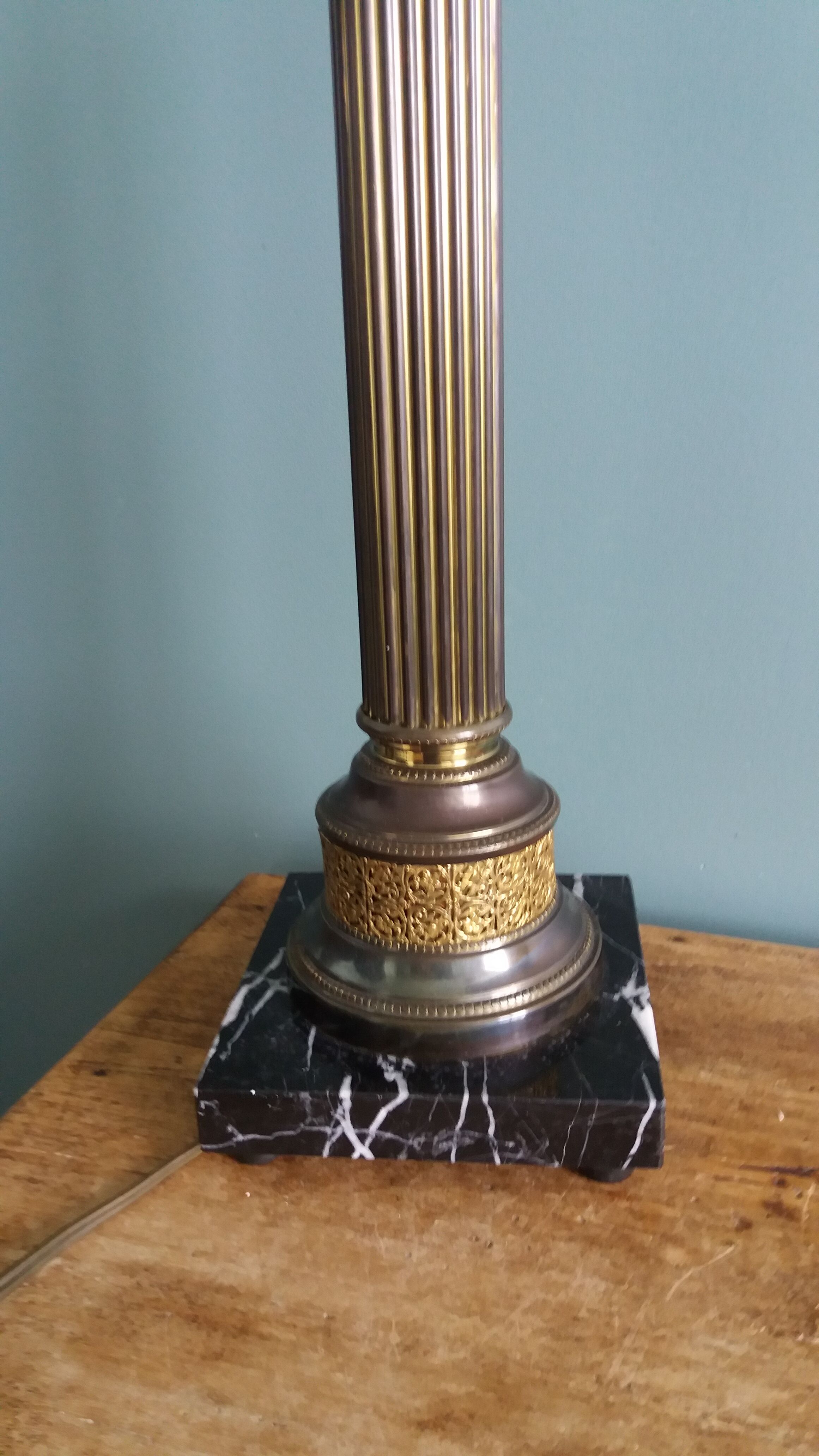 Antique column lamp in marble and gilded metal
