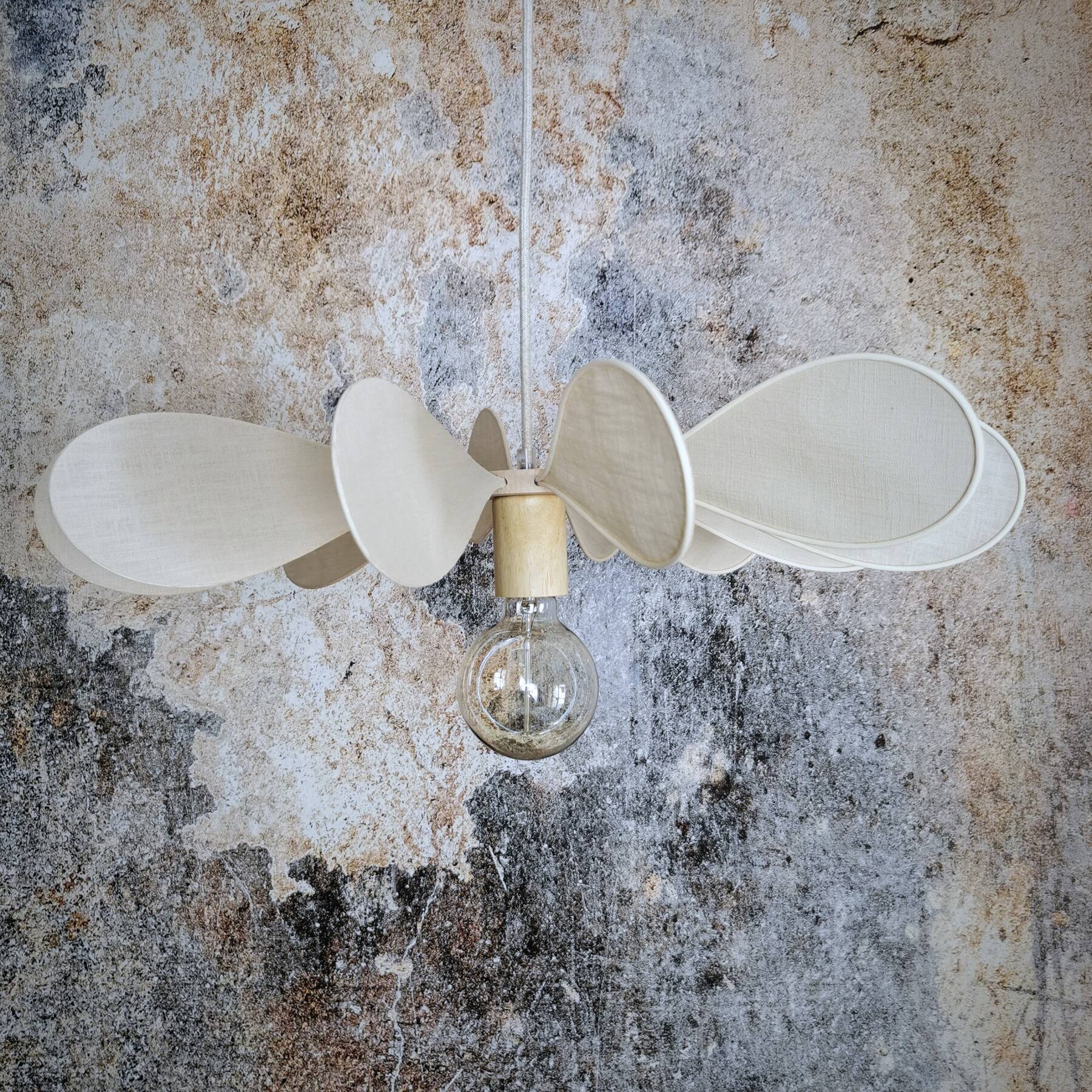 12-blade propeller suspension in rattan and sand linen