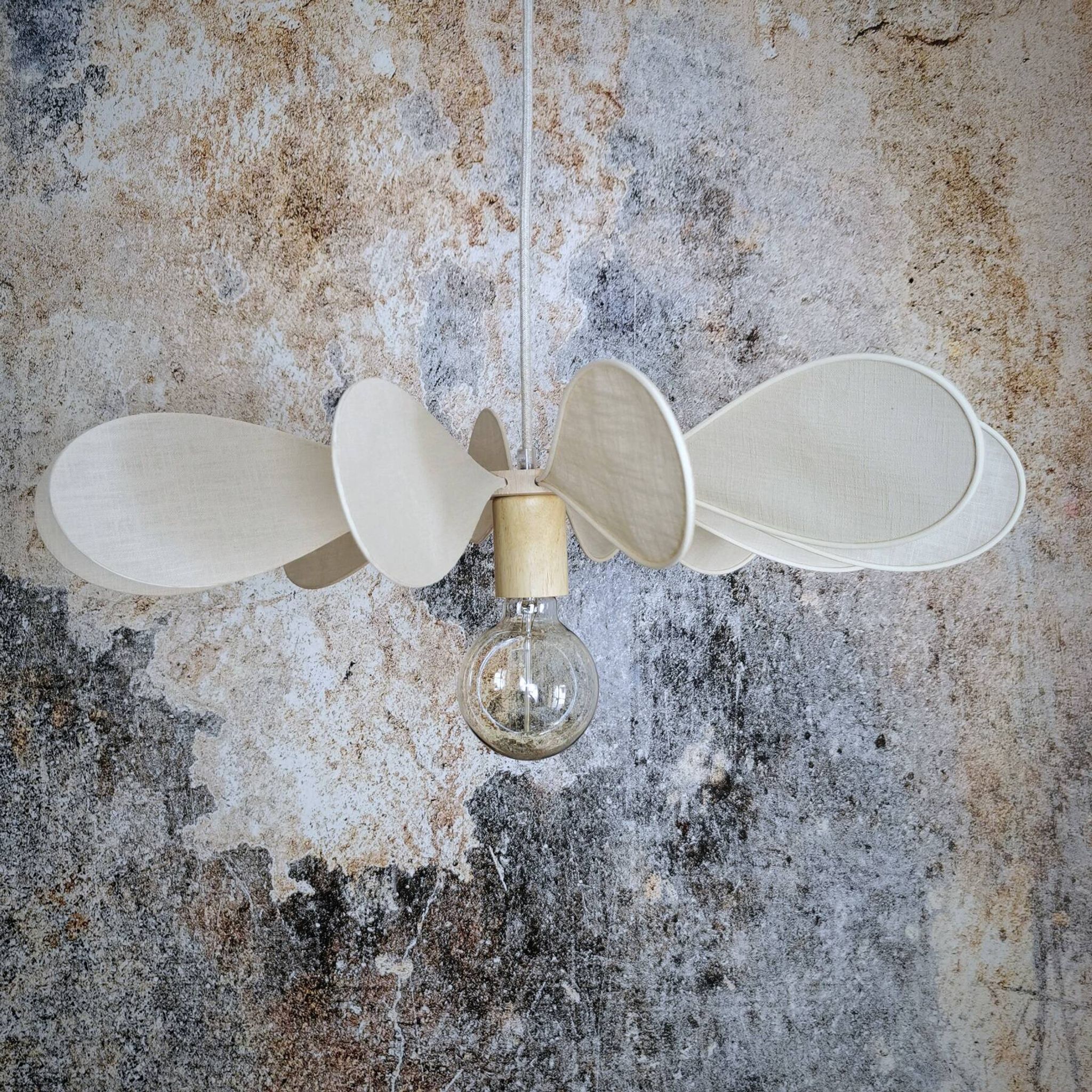 12-blade propeller suspension in rattan and sand linen