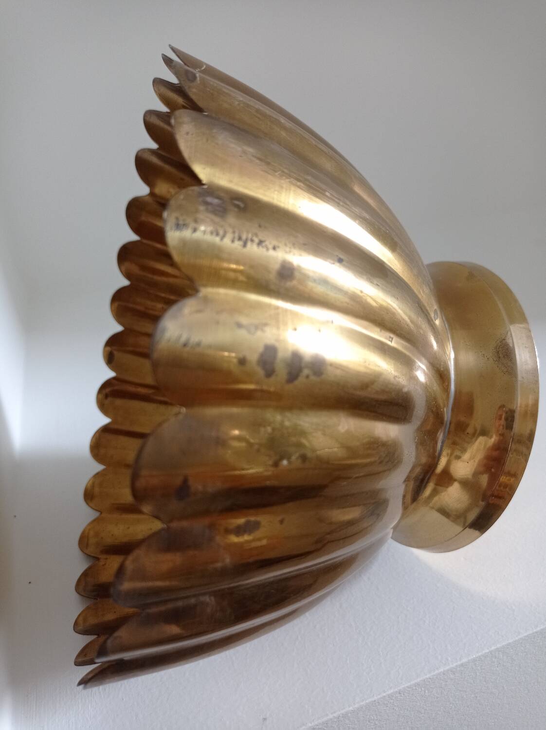 Scalloped cup in gilded brass