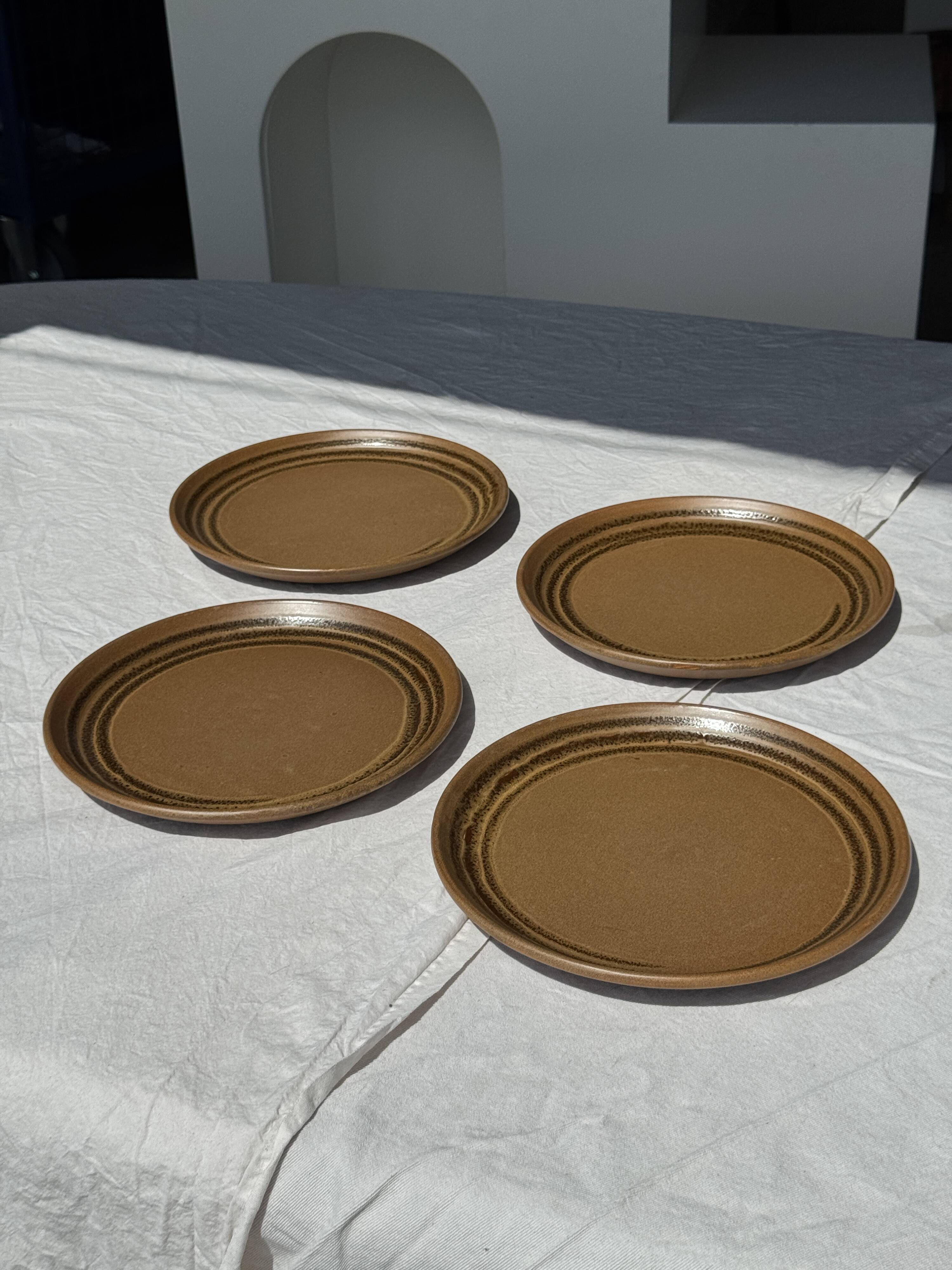 4 assiettes en grès brun