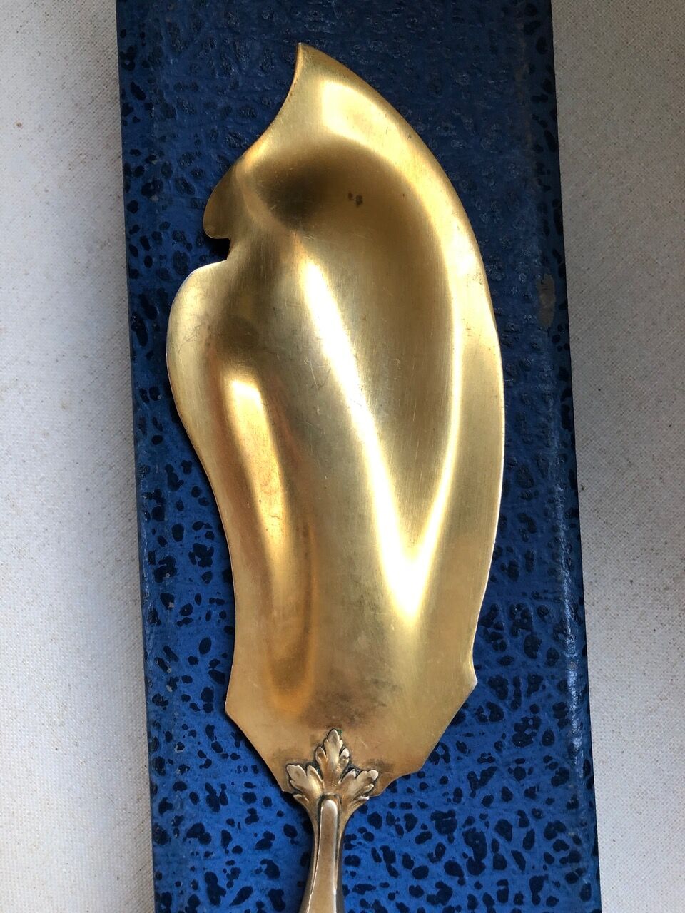 Filled silver cake shovel