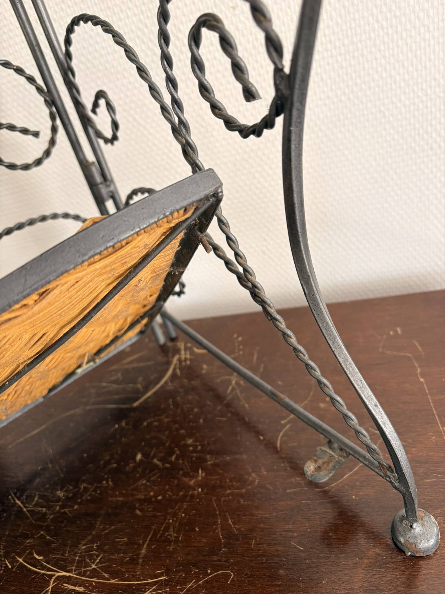 Etagère d'angle en osier et fer forgé