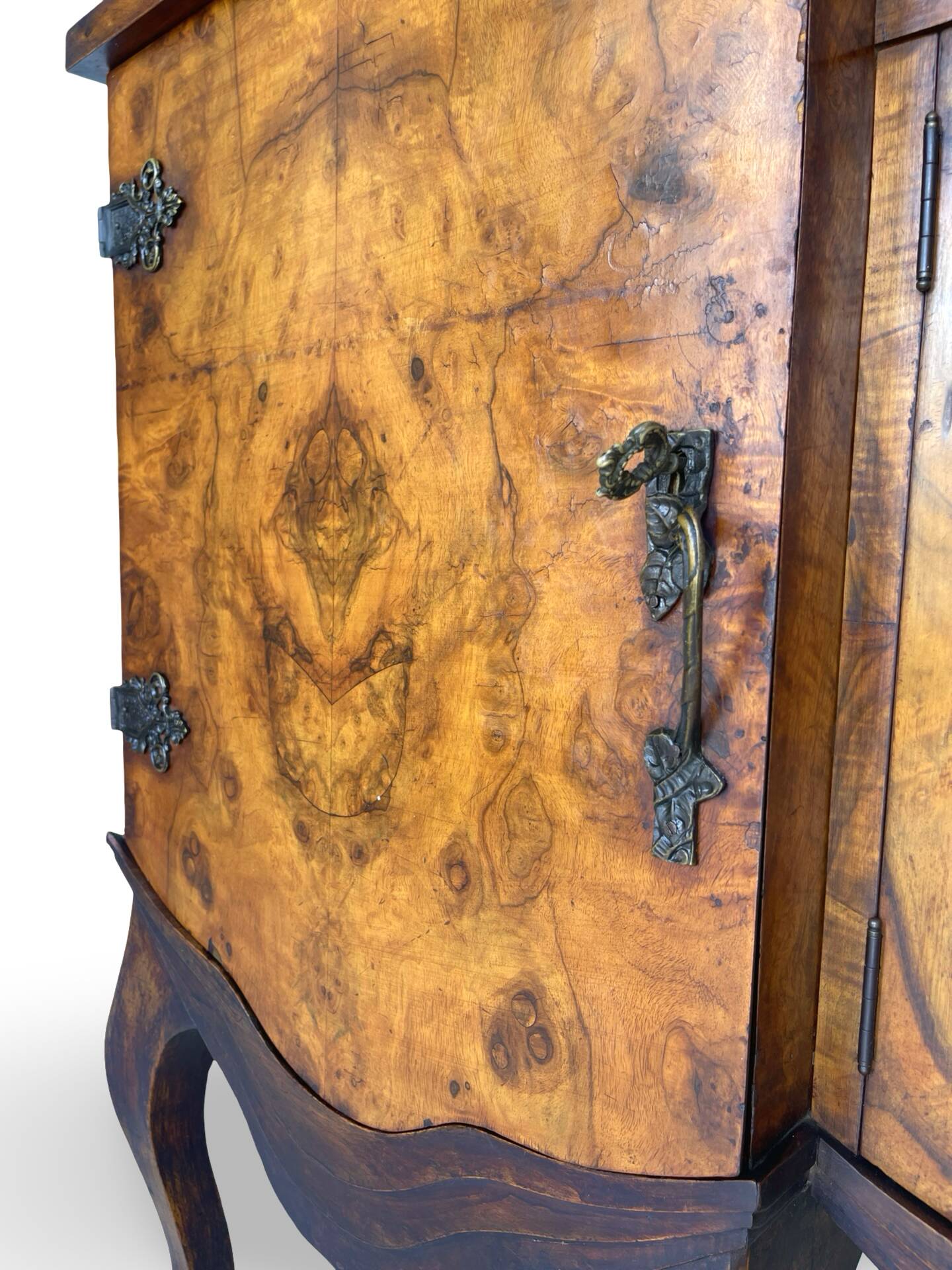 Buffet en noyer burr italien, années 1930.
