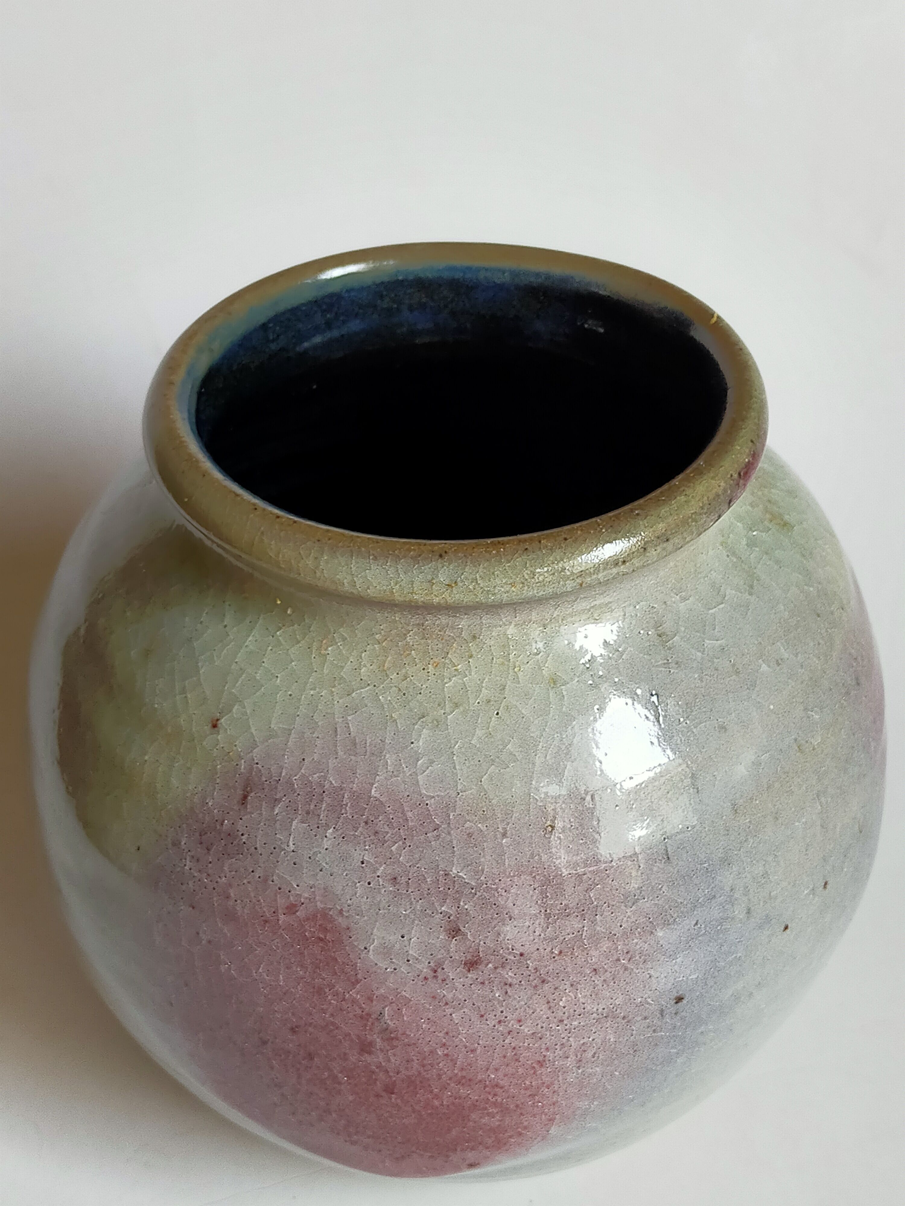 Ball vase in enamel sandstone cracked inside Indigo