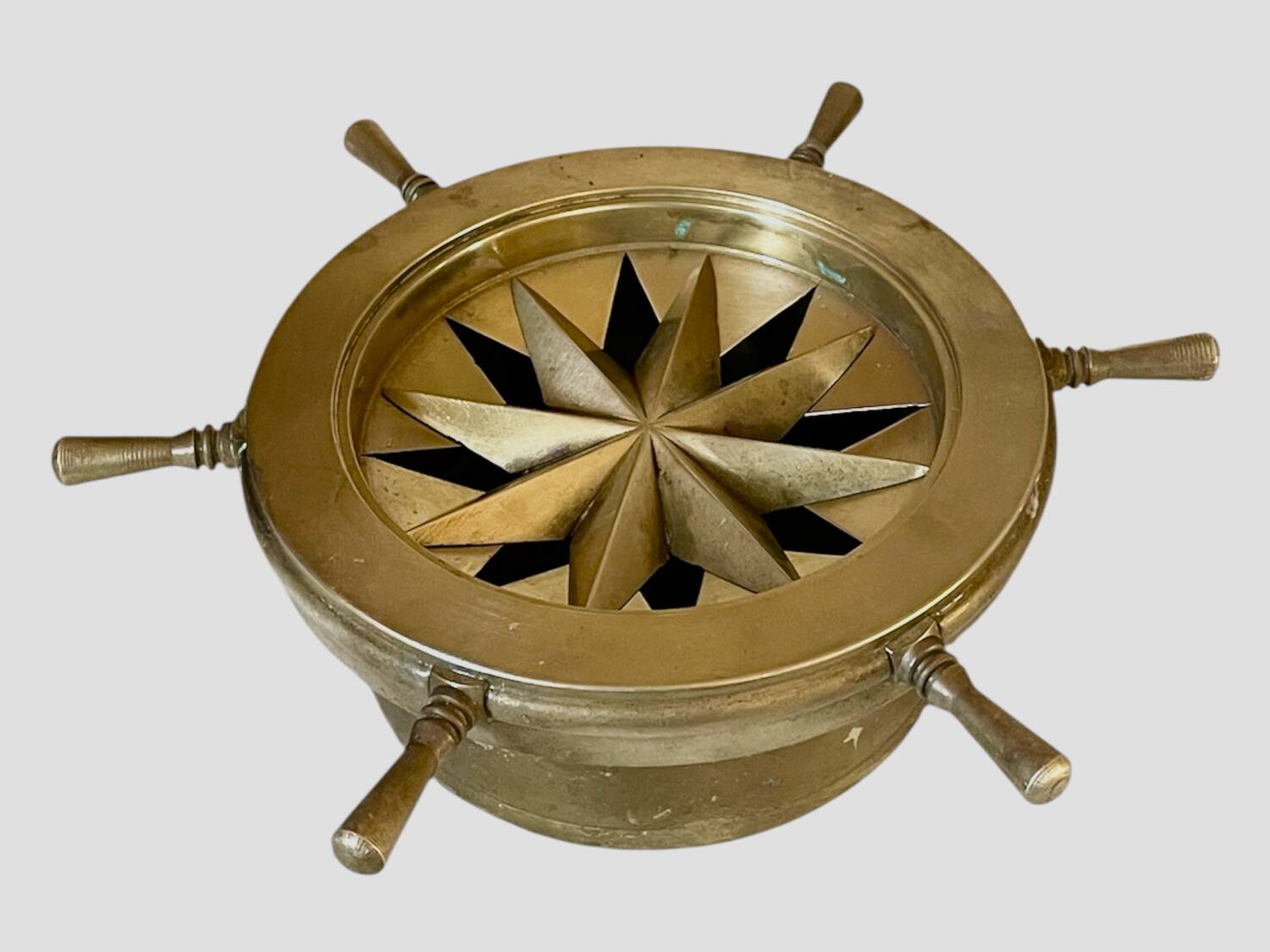Cendrier rose des vents en laiton massif