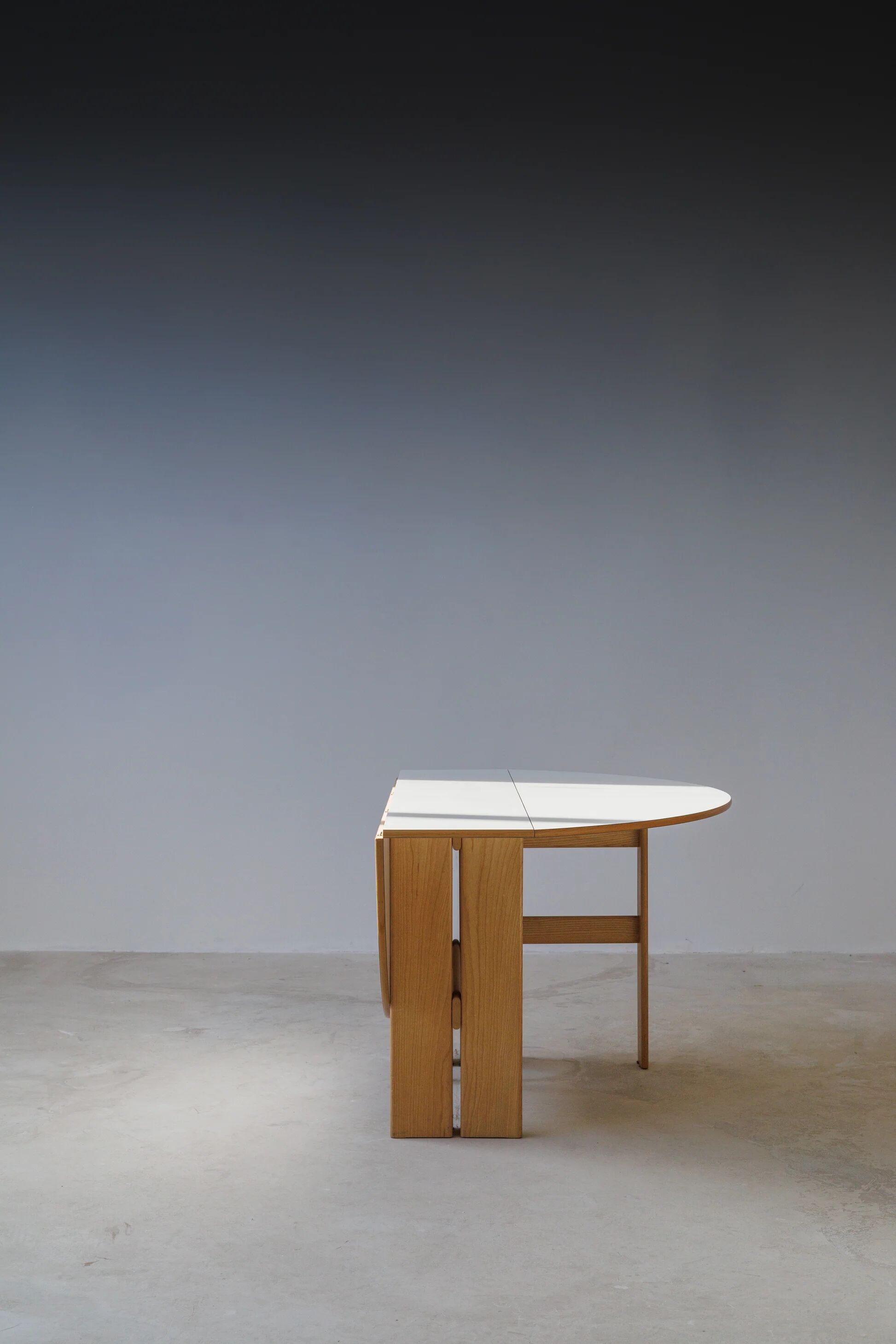 Scandinavian extendable dining table | contemporary design