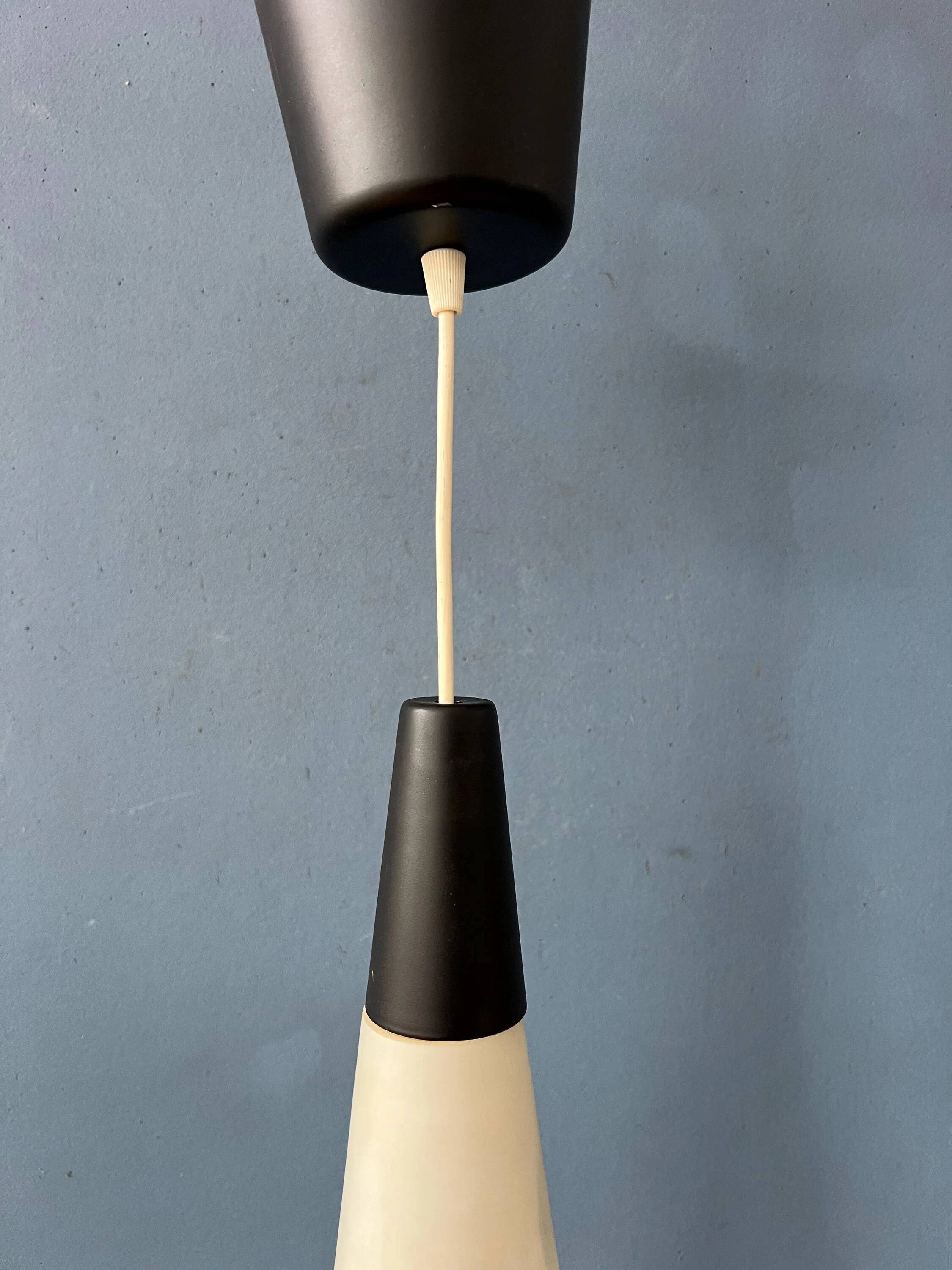 Suspension longue Mid-Century en verre opalin