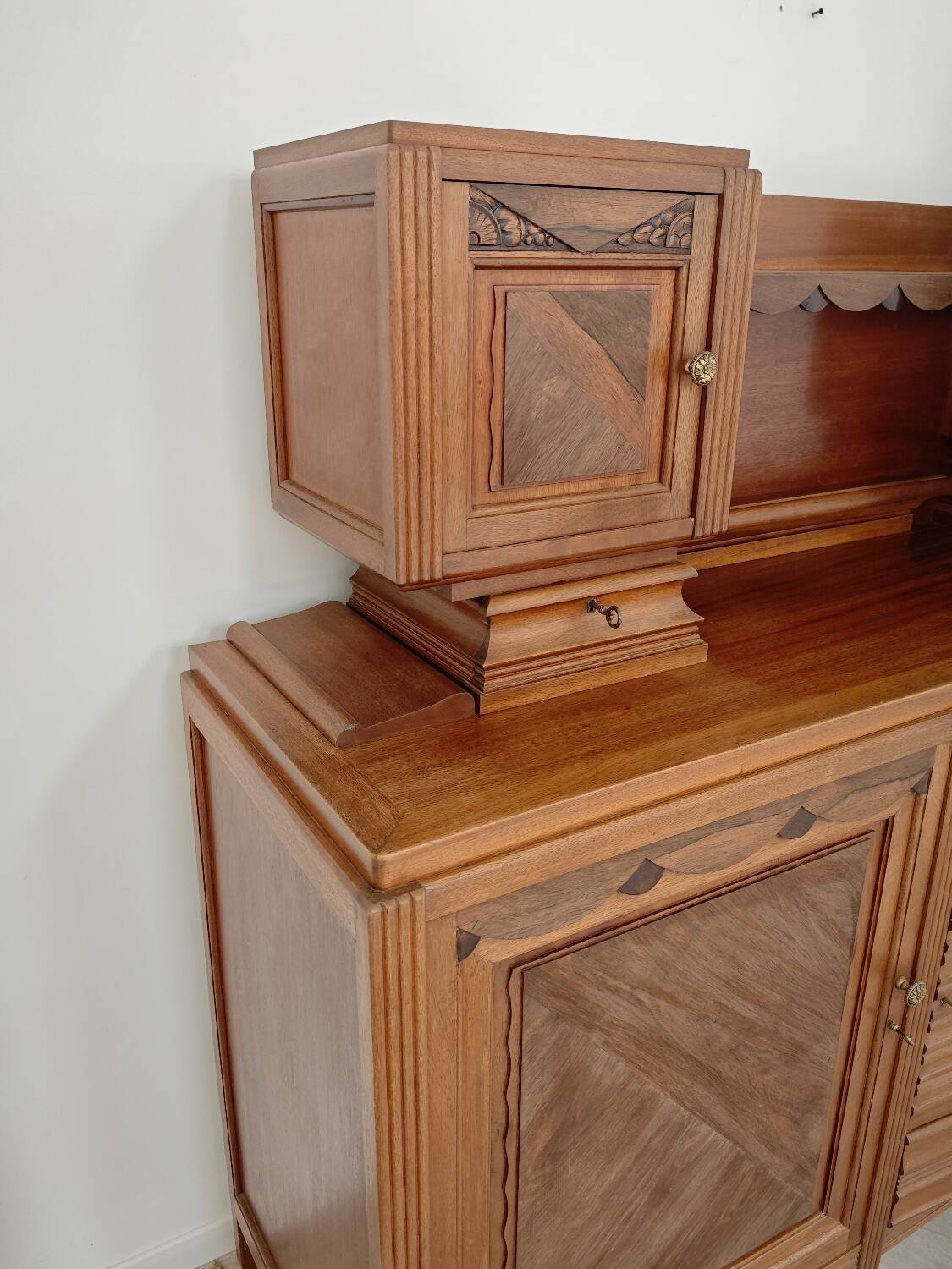 Buffet haut art and craft Art déco français en bois blond 1950 1960