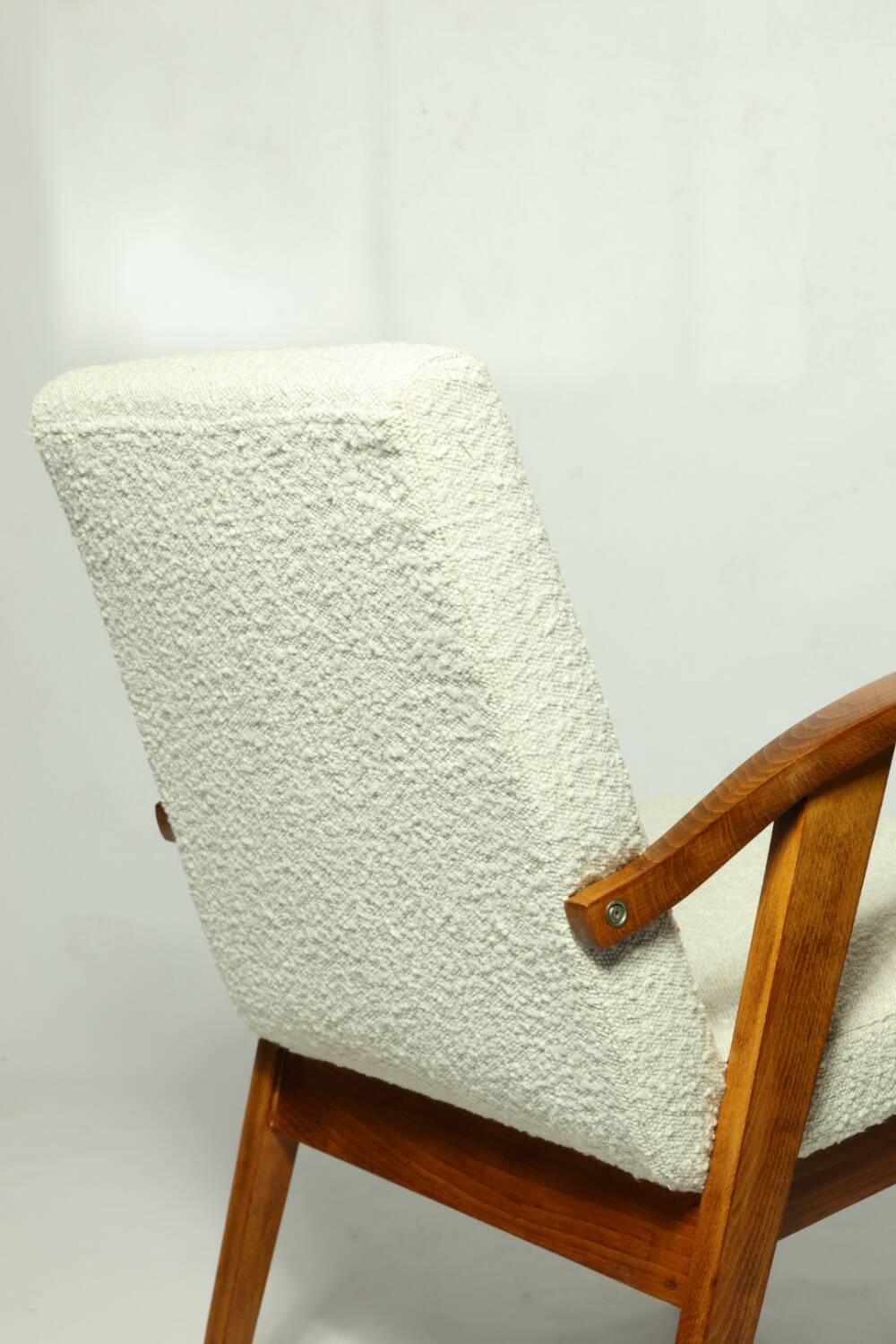 Fauteuil en bois et tissu bouclette beige clair restauré, design Puchala 1970